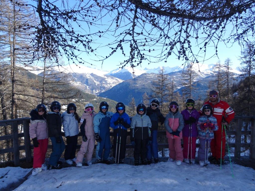 classe_de_neige-2024-2024-02-07©E-Benabent Le groupe de Kévin.jpg