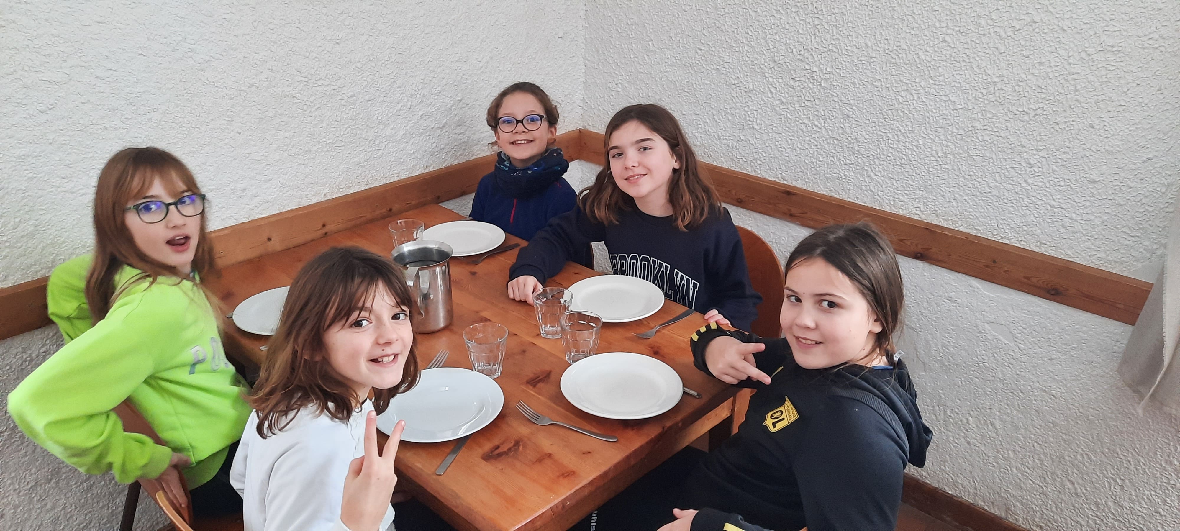 01-27_classe_de_neige_2025_repas©SP.jpg