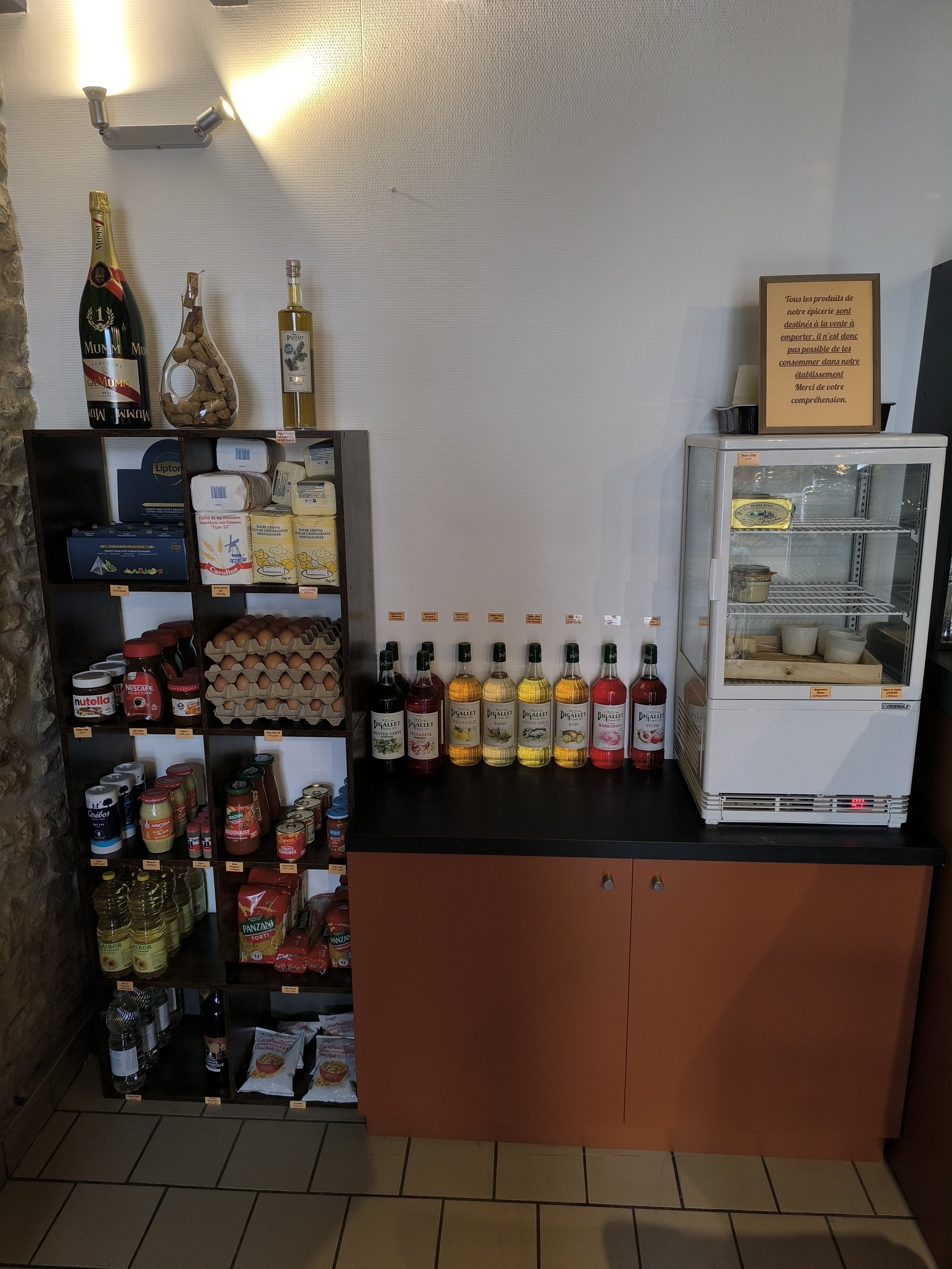 Rayon épicerie au restauran Ô P_tit Four_Creys-Mépieu.jpg