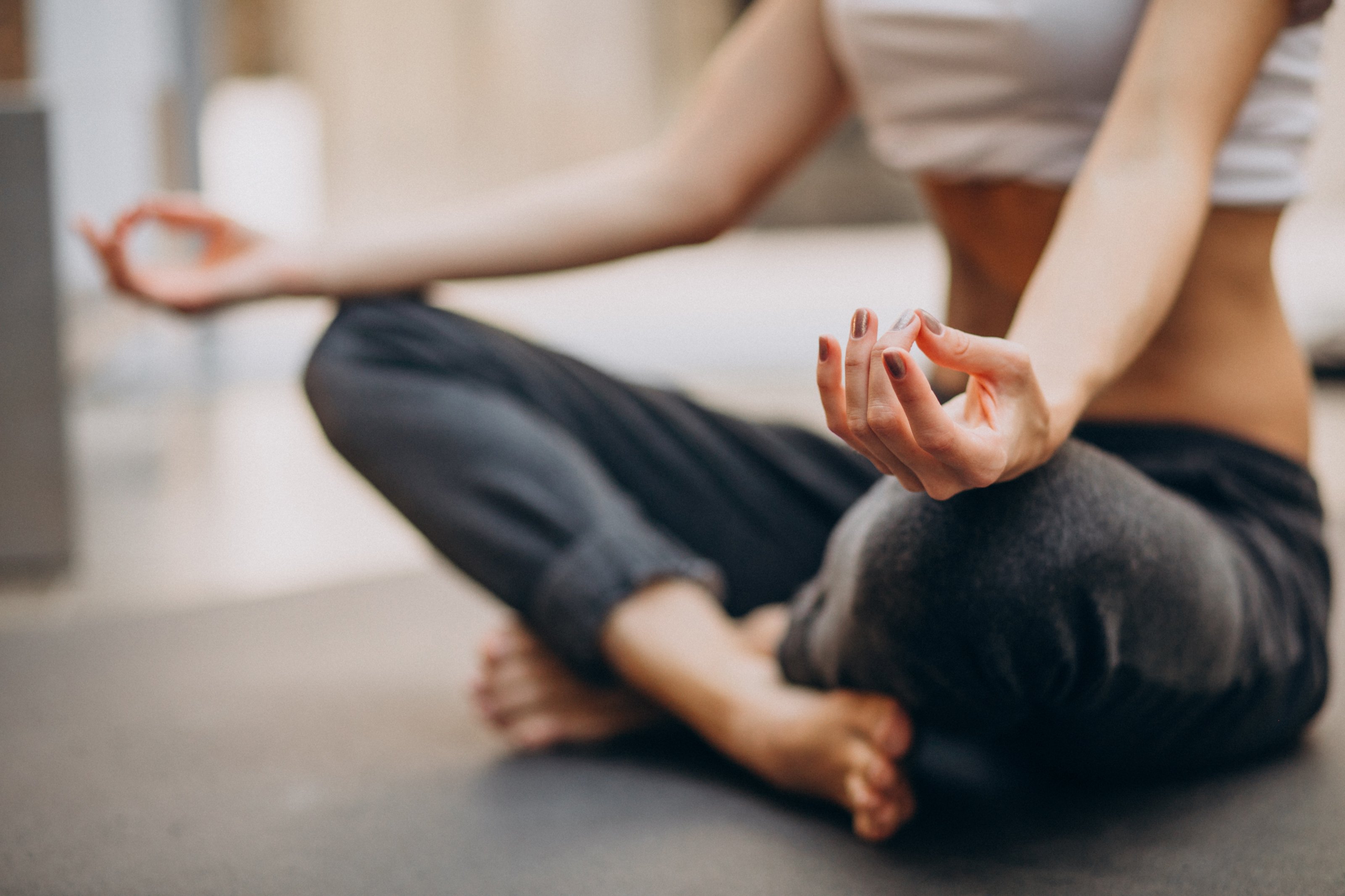 jeune-femme-pratiquer-yoga-chez-soi.jpg