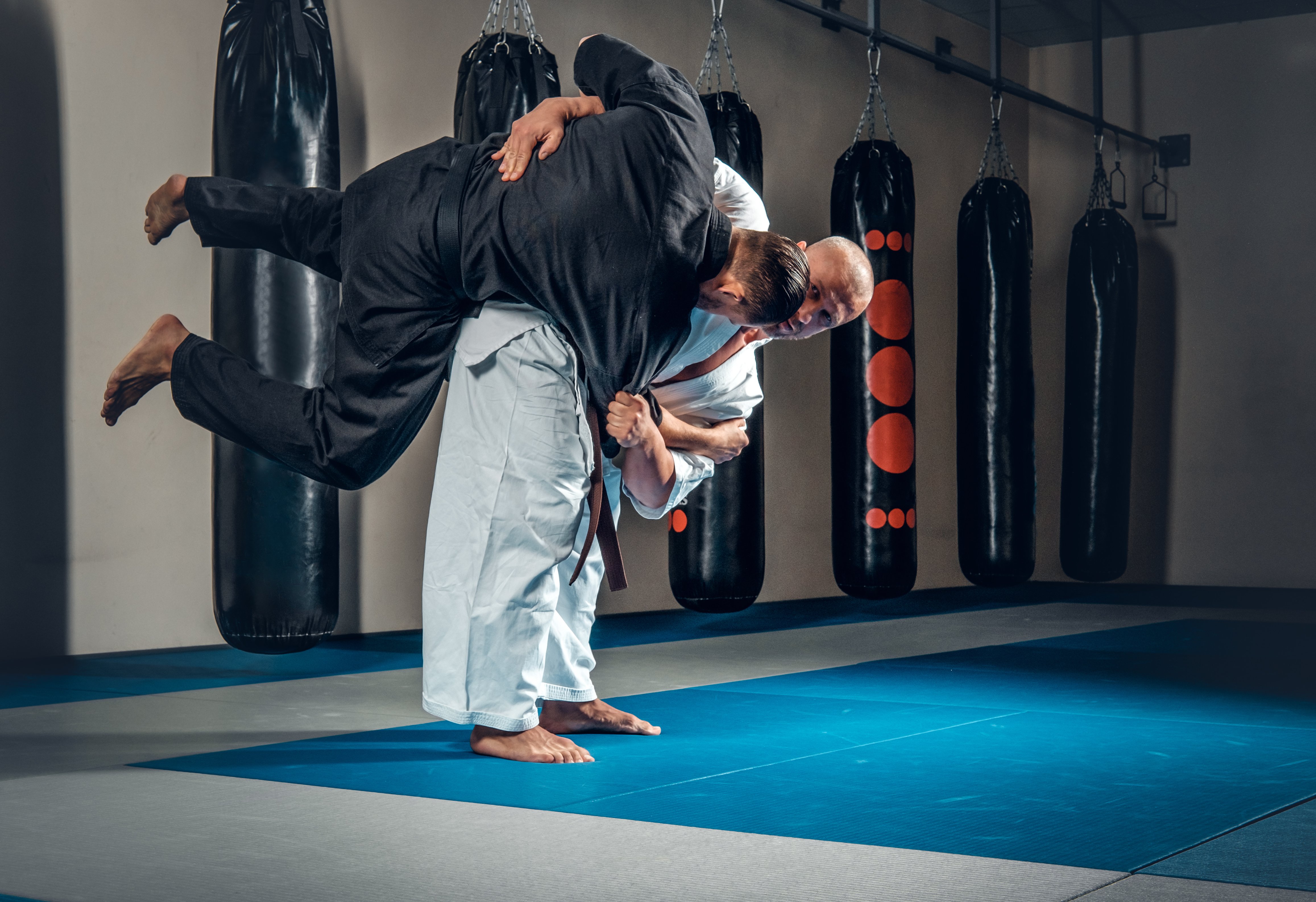 deux-lutteurs-de-judo-montrant-leurs-competences-techniques-au-club-de-combat.jpg