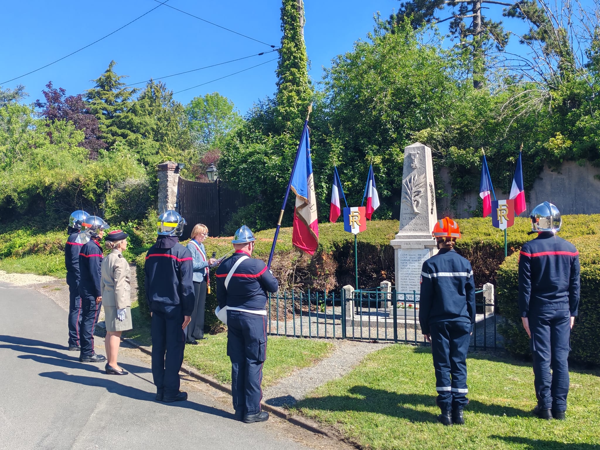 commémoration 8 mai 2026 - salut devant le monument aux morts