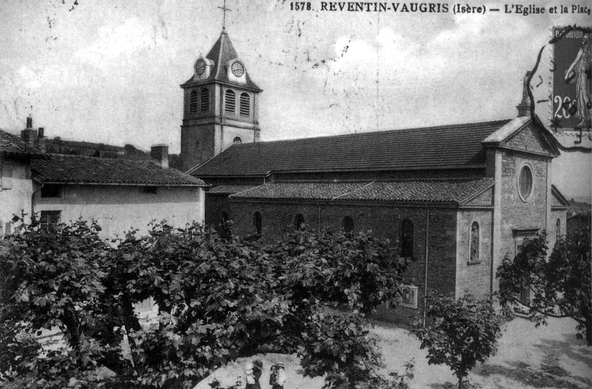 Reventin-Vaugris_l_église_et_la_place,_1925,_p174_de_L_Isère_les_533_communes.jpg