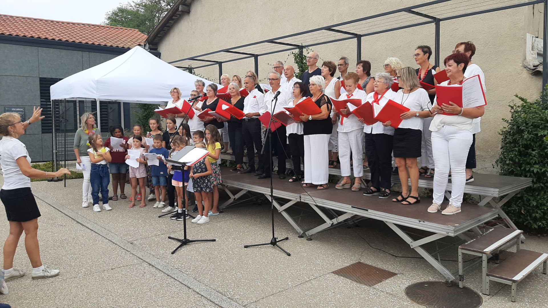 Photo 2 avec les enfants fête du village 2024.jpg