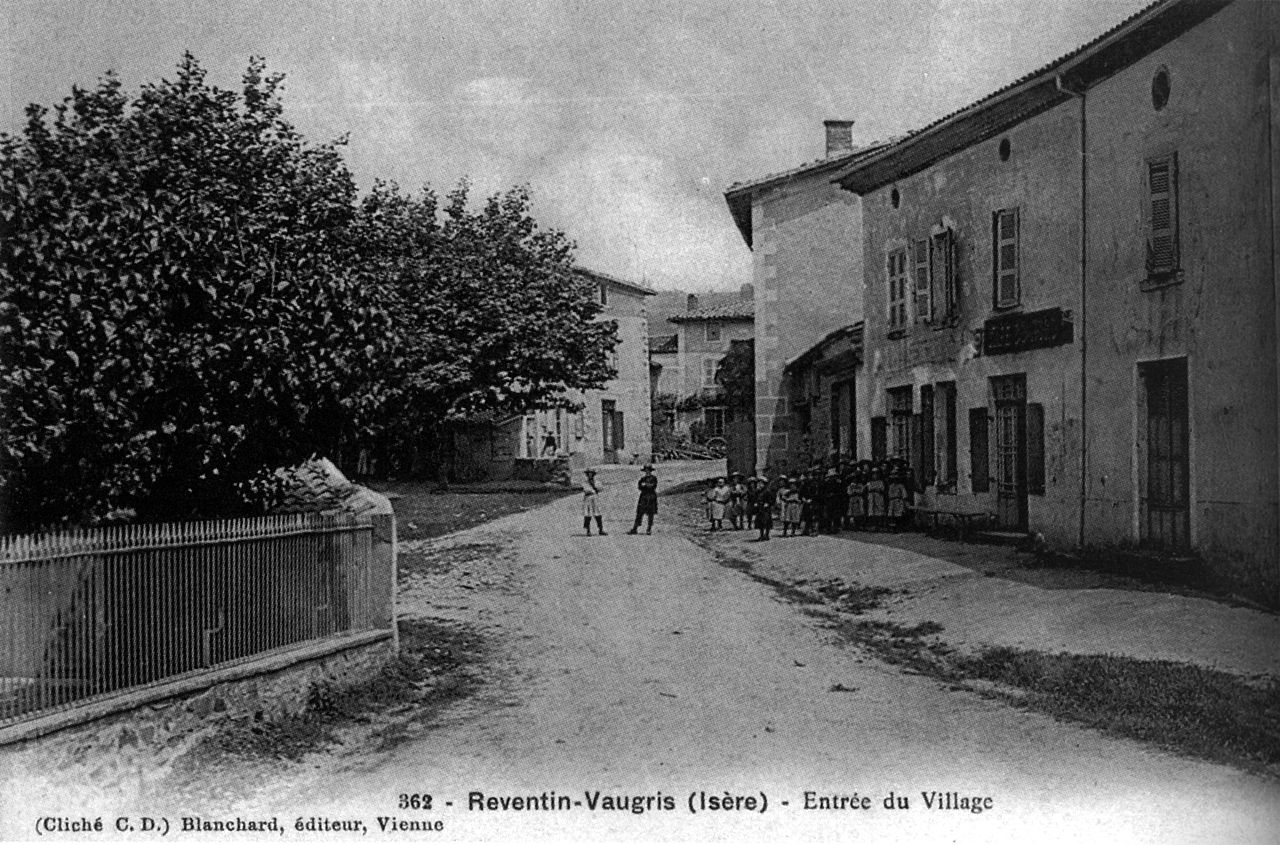 Reventin-Vaugris,_entrée_du_village,_1906,_p174_de_L_Isère_les_533_communes_-_cliché_C_D,_Blanchard_édit_à_Vienne.jpg