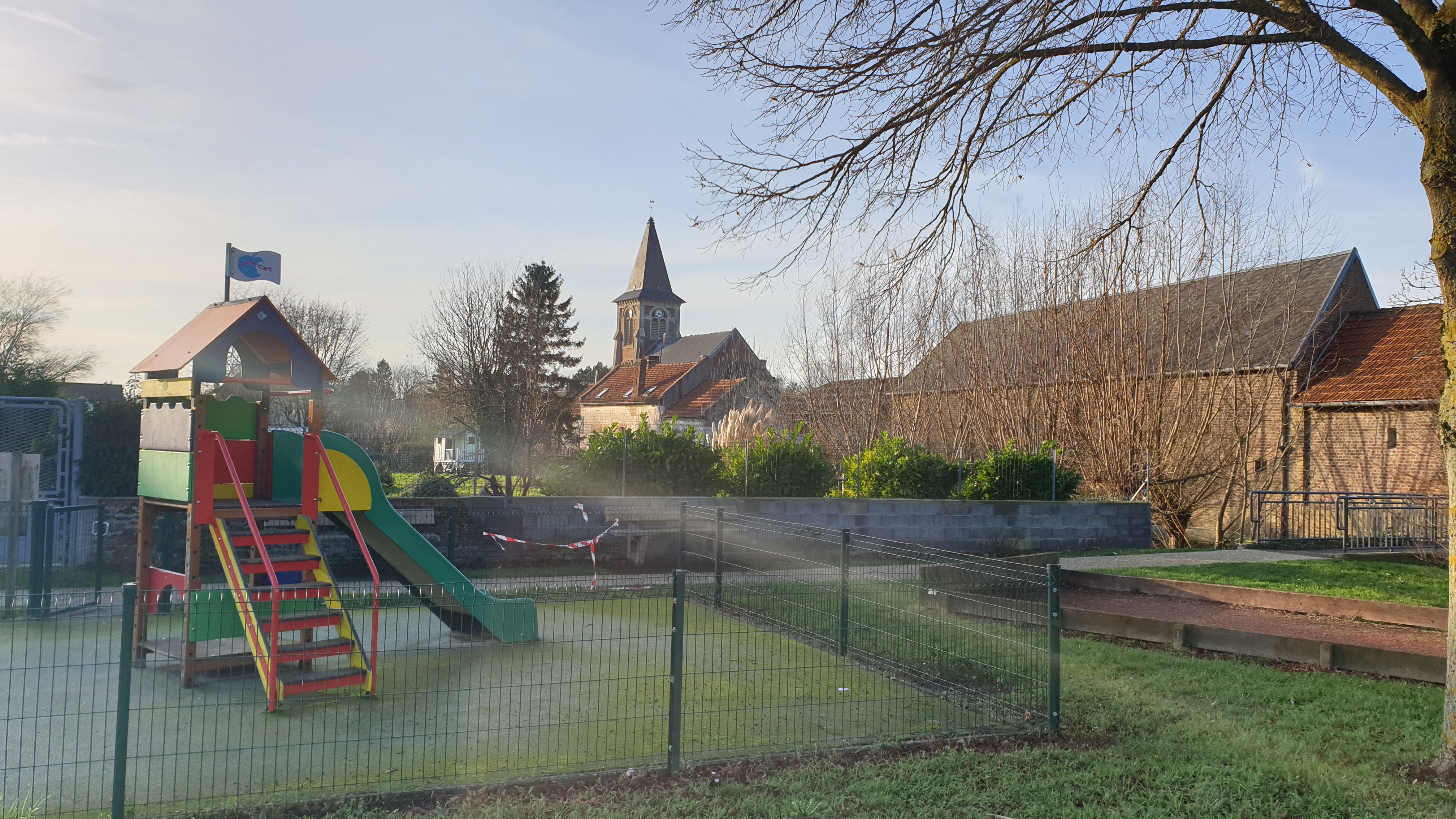 vue église depuis jeu enfant mode pro.jpg