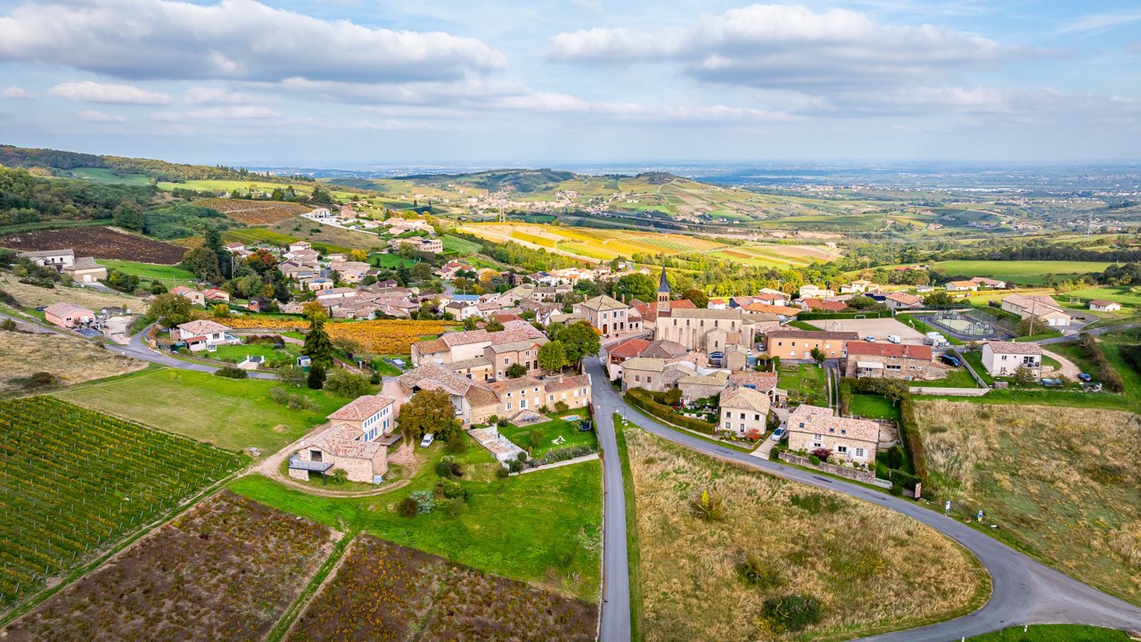 Pruzilly - vue aerienne du village.jpg