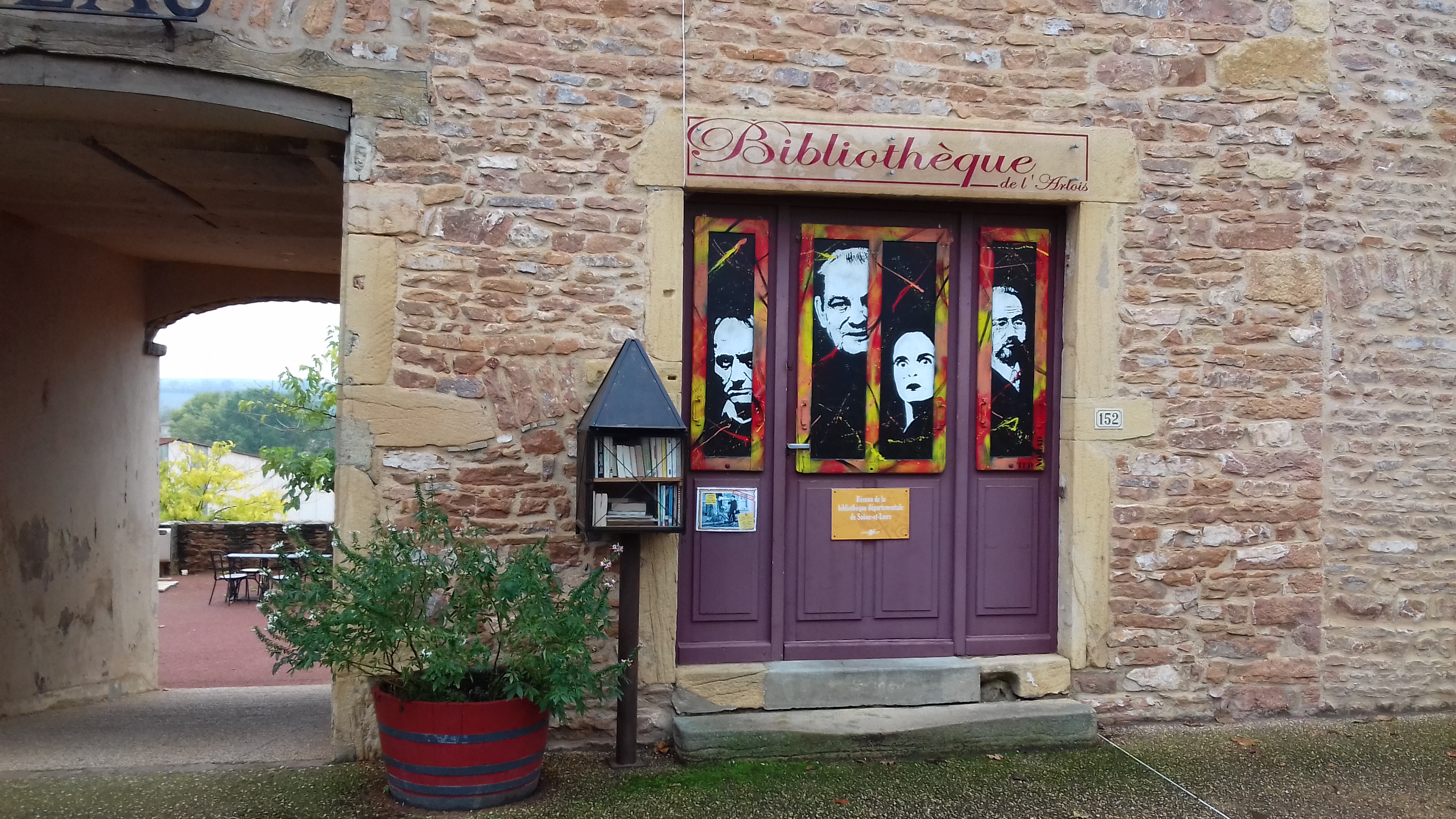 photo boite à livres Leynes.jpg