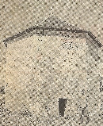 Le pigeonnier comme le clocher.jpg