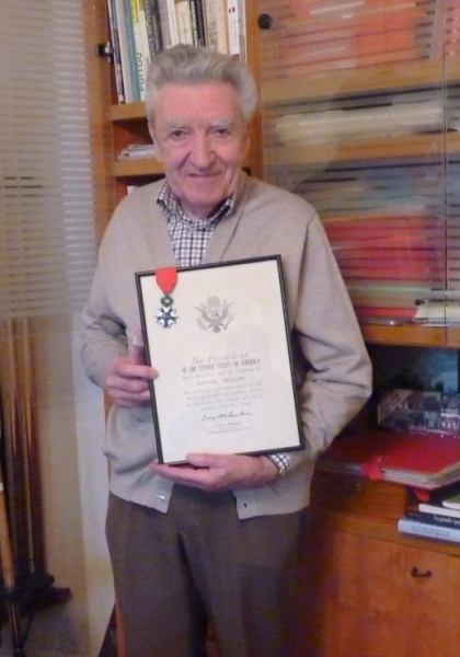 Serge Guillon présente le diplome.jpg