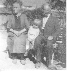 Maurice Fombeure entre ses grands_parents.jpg