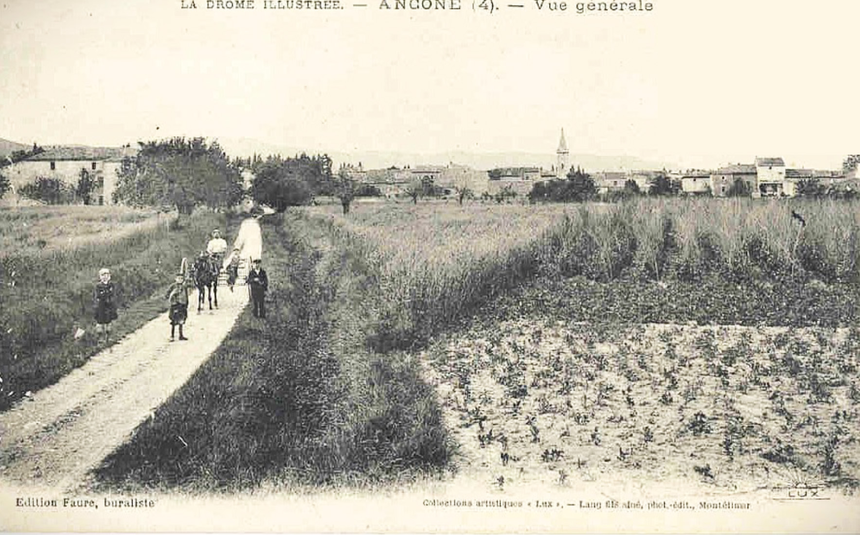 entrée du village vue générale.jpg