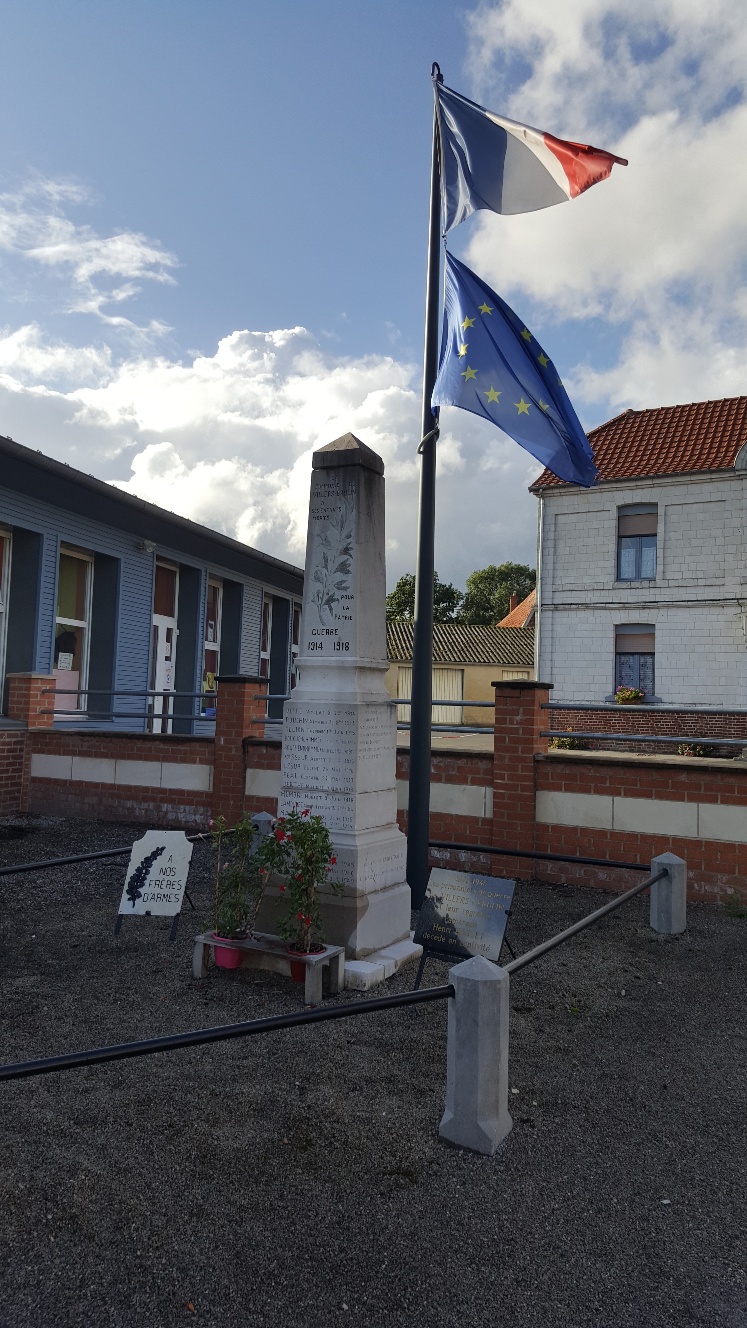 MONUMENT AUX MORTS.jpg