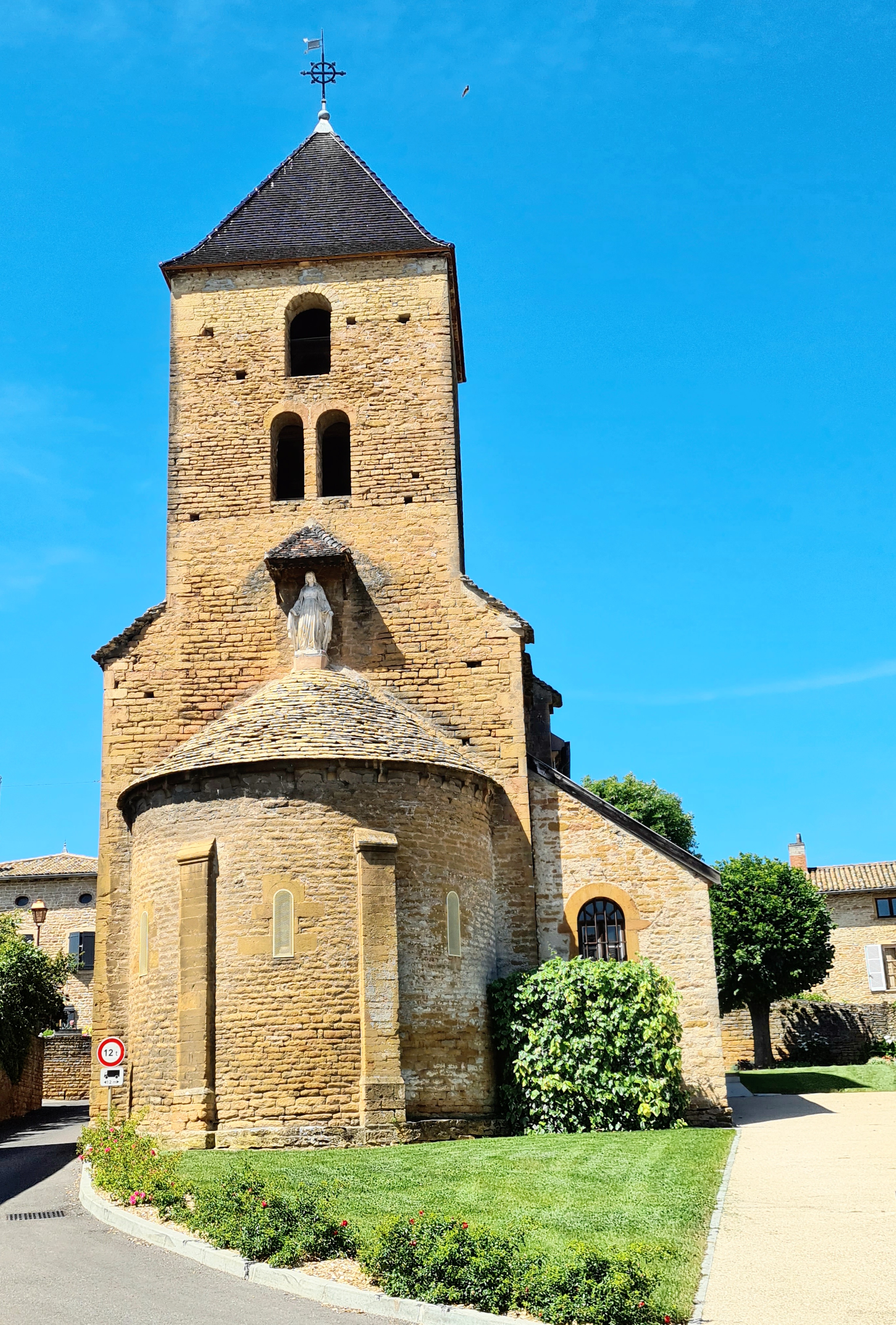 VUE DE FACE EGLISE.jpg