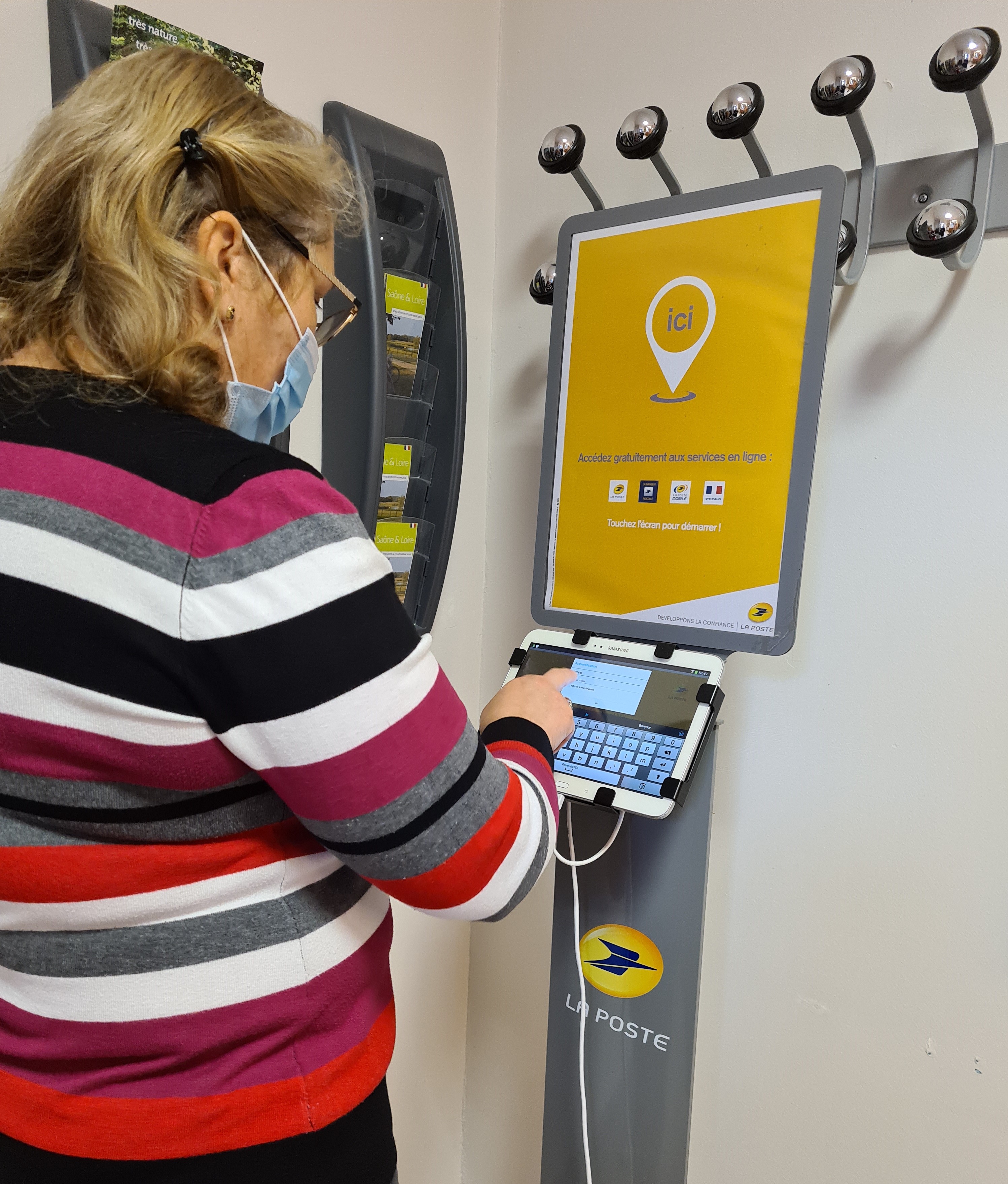 TABLETTE A VOTRE DISPOSITION AGENCE POSTALE .jpg