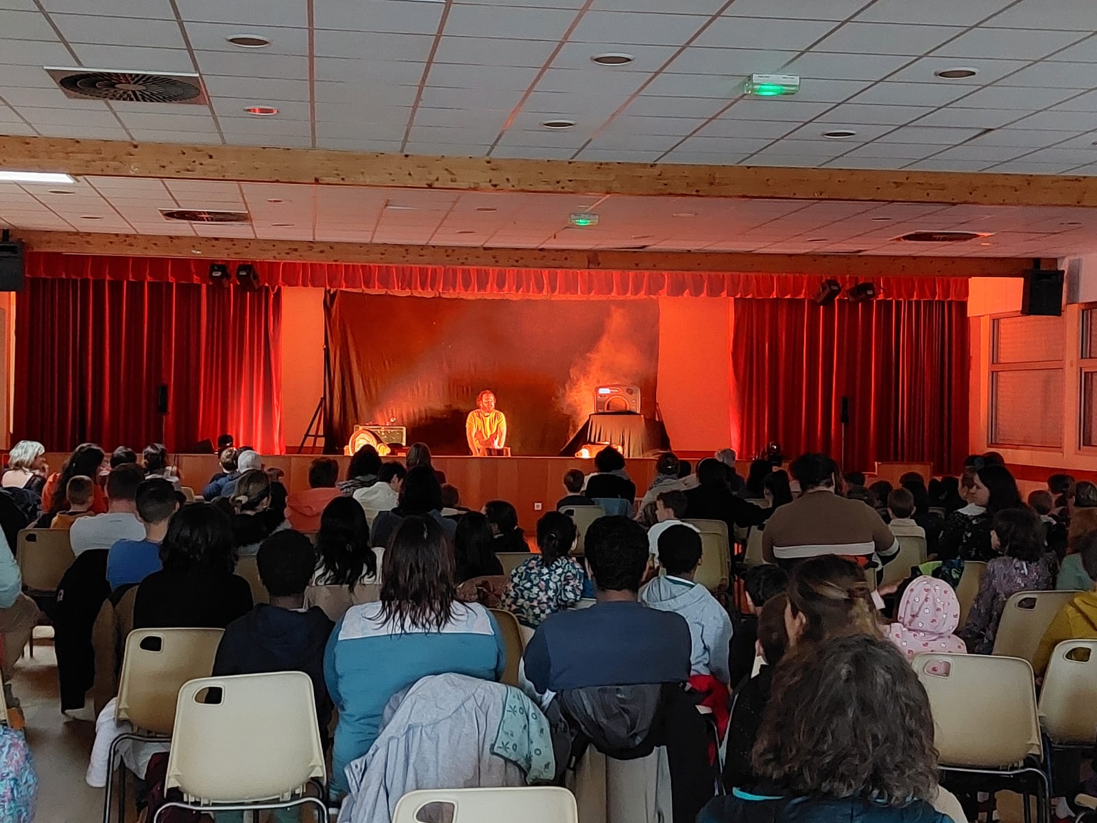 Spectacle Dans mon grenier Pleugriffet 06 04 2024 2.jpg