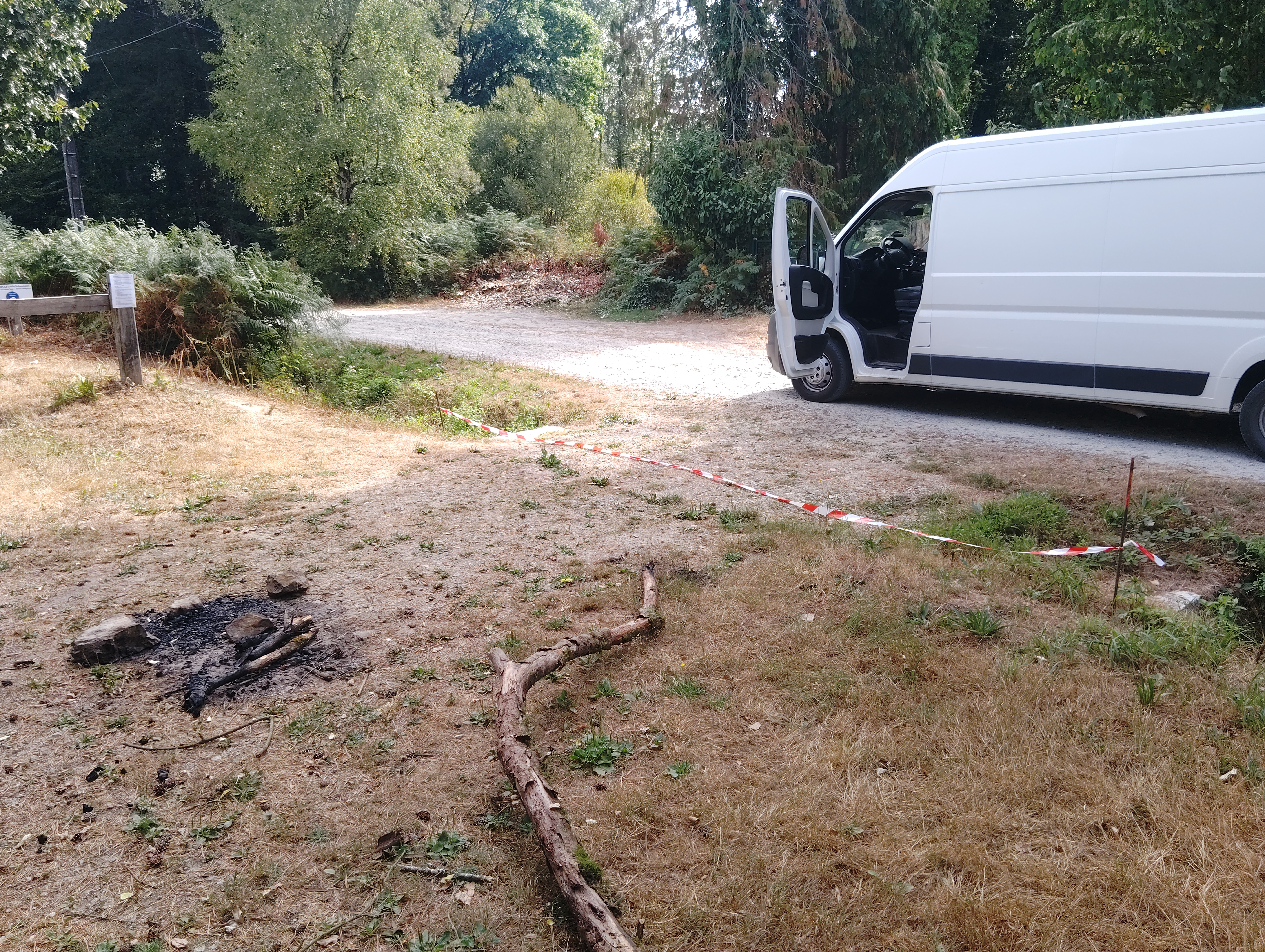 Feu de camp en forêt de Branguily, entre étang de la dame noire et étang aux grebes 17 08 2026.jpg