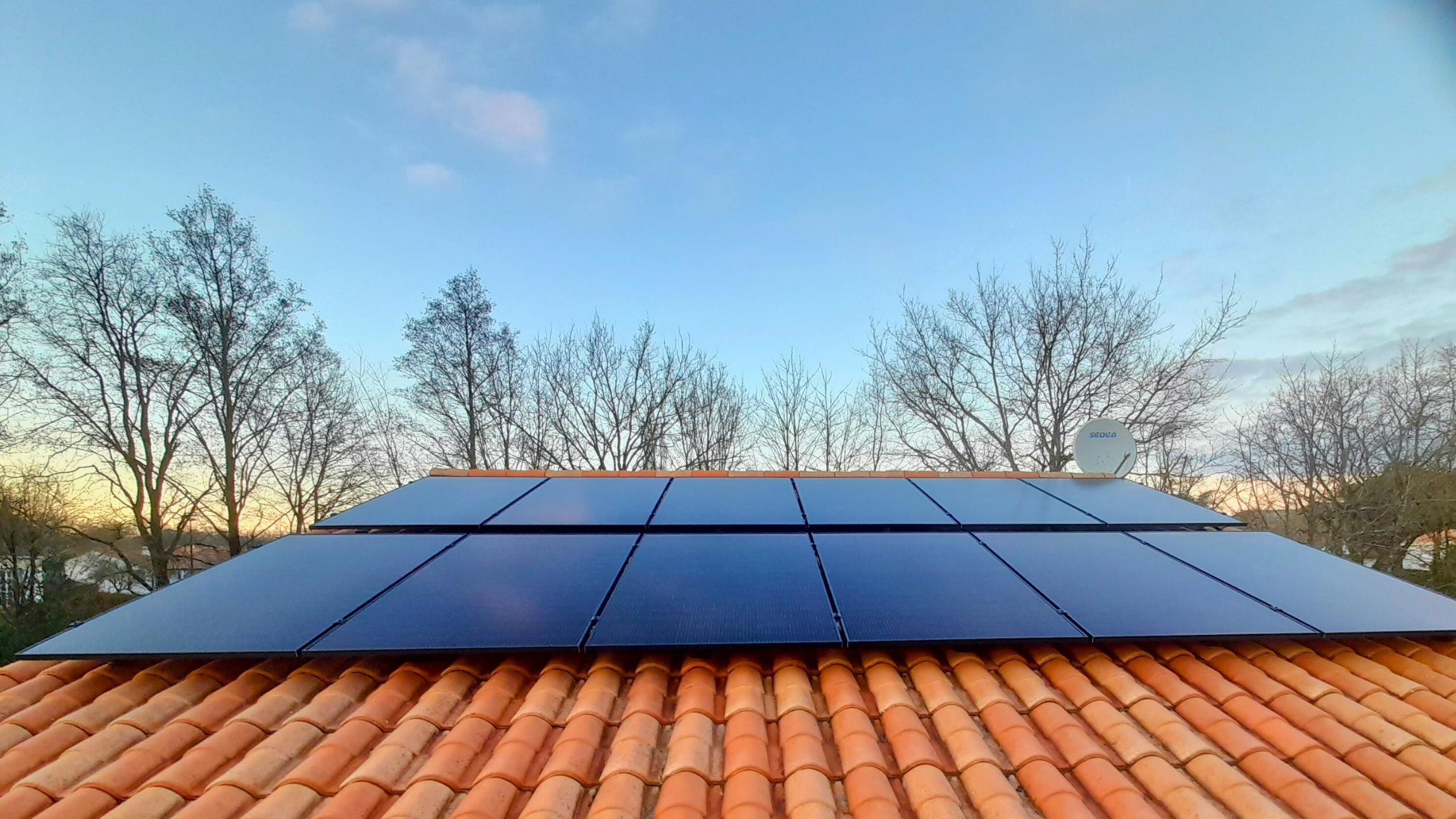 Panneaux solaires et toiture tuiles.png