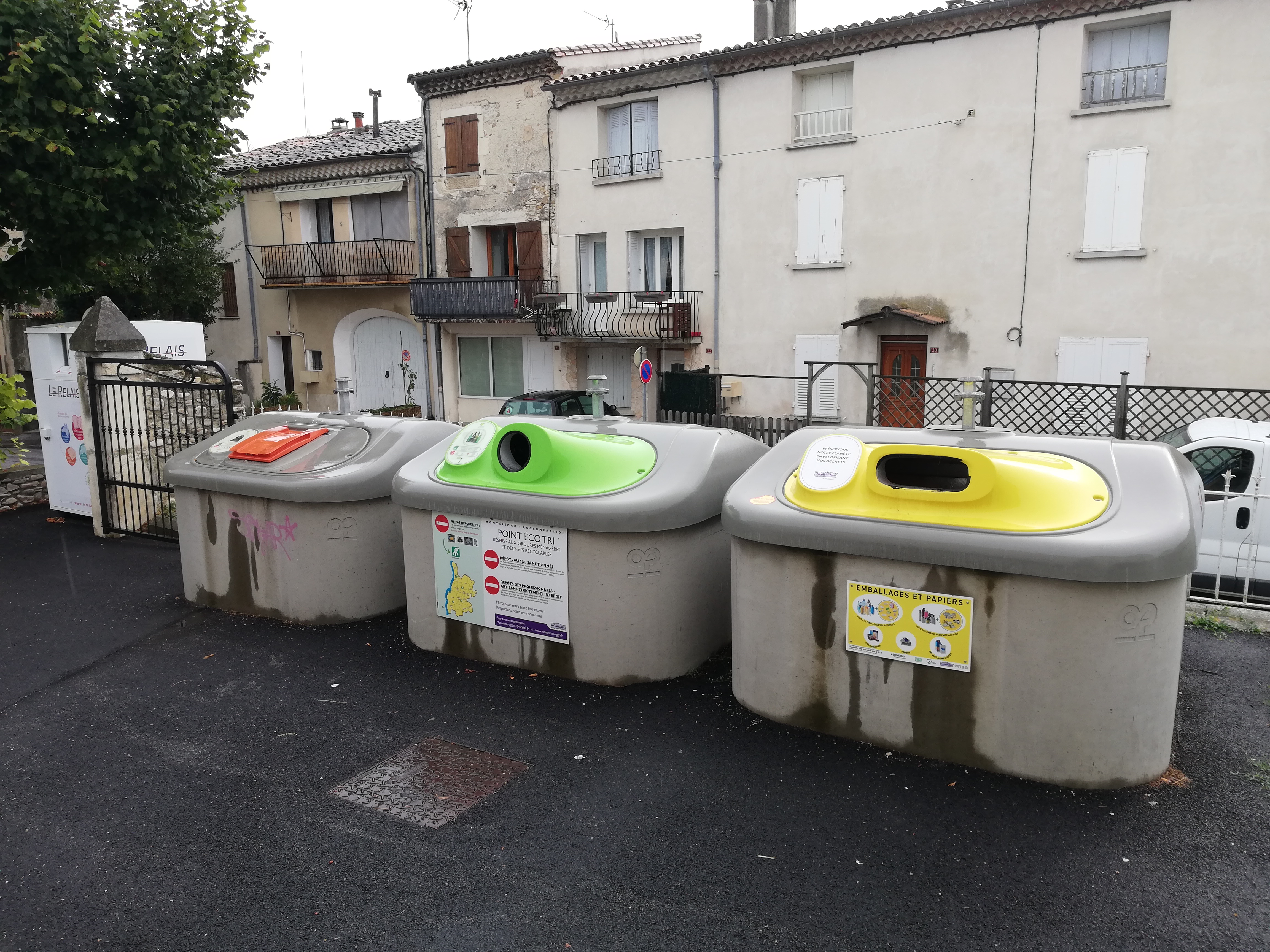 Conteneurs devant mairie