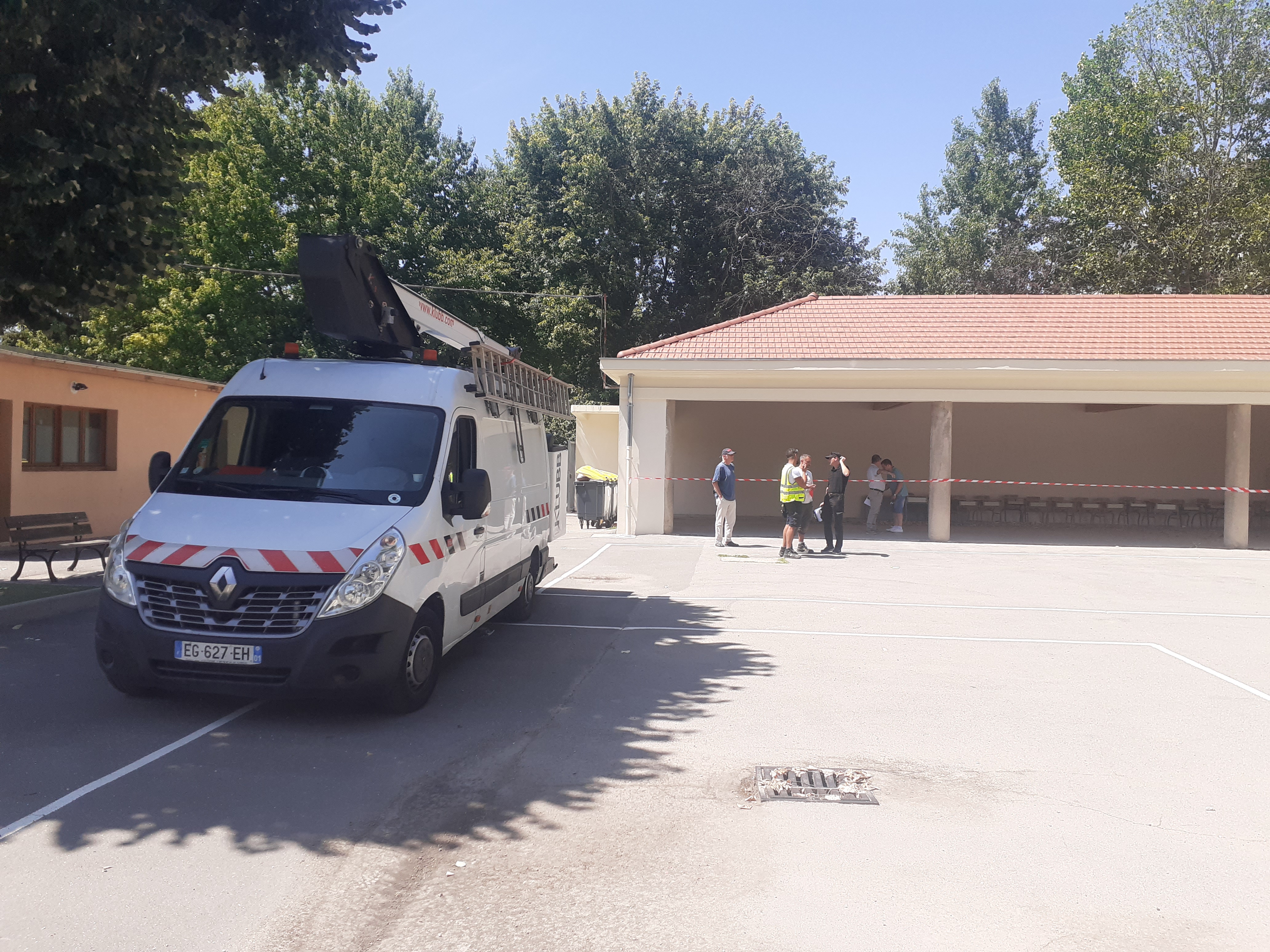 Début chantier pose panneaux photovoltaïques école _2_.jpg
