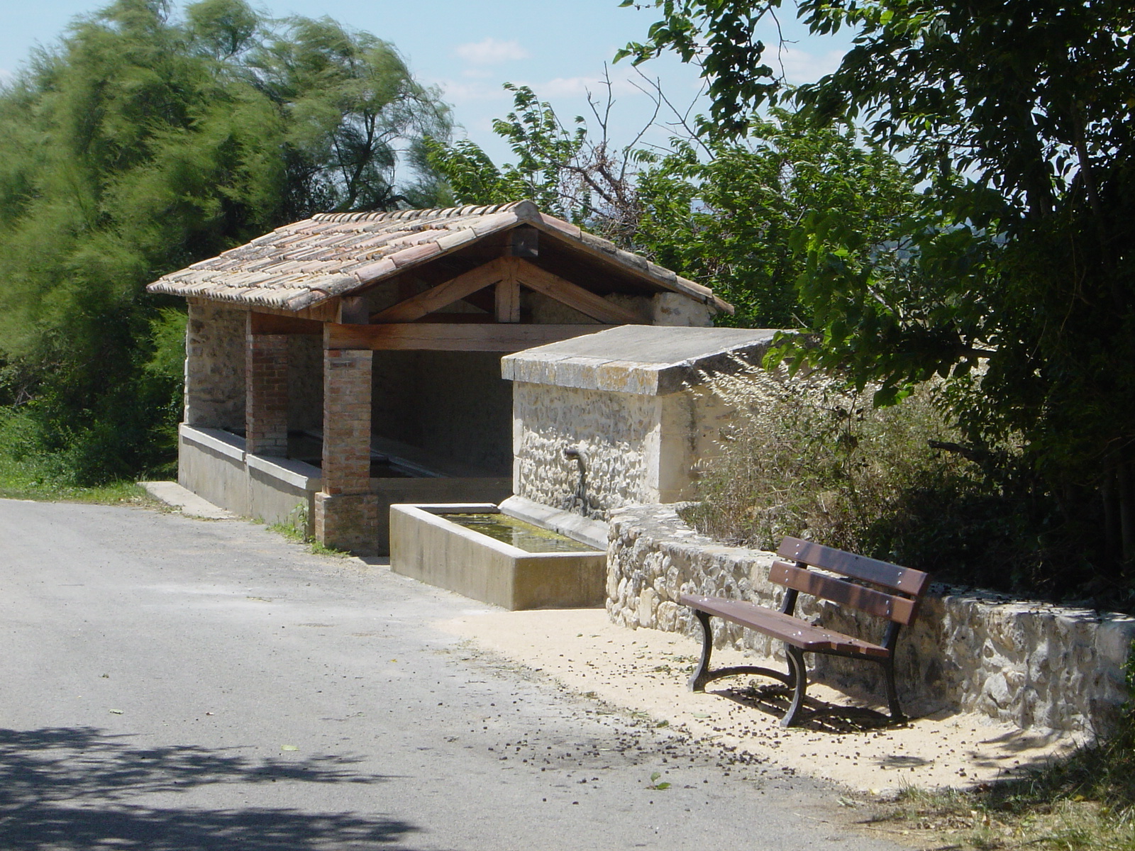 fontaine et lavoir navacelles.jpg