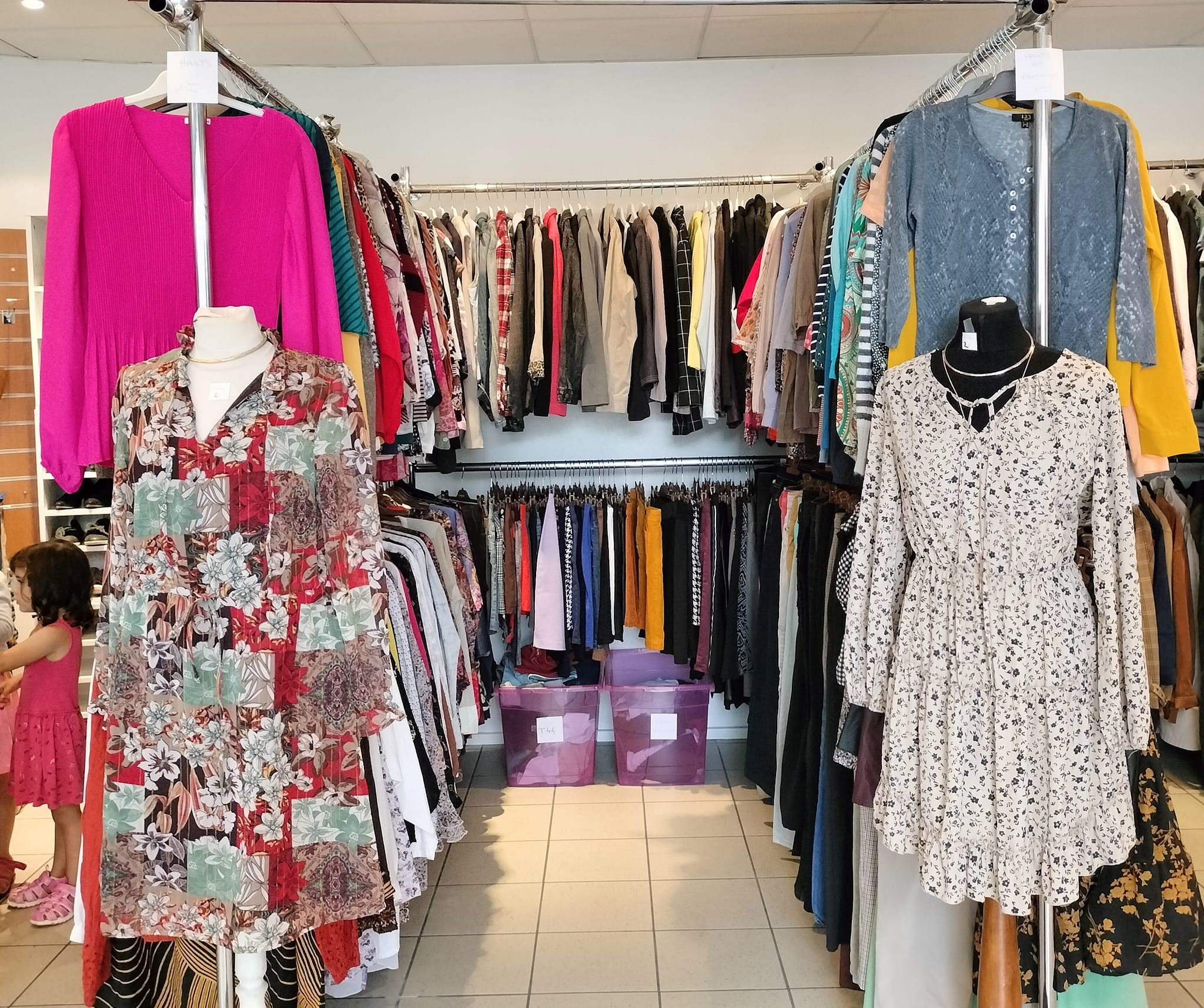 Boutique Vêtements _ Jouets - 100 Grande Rue 2.jpg