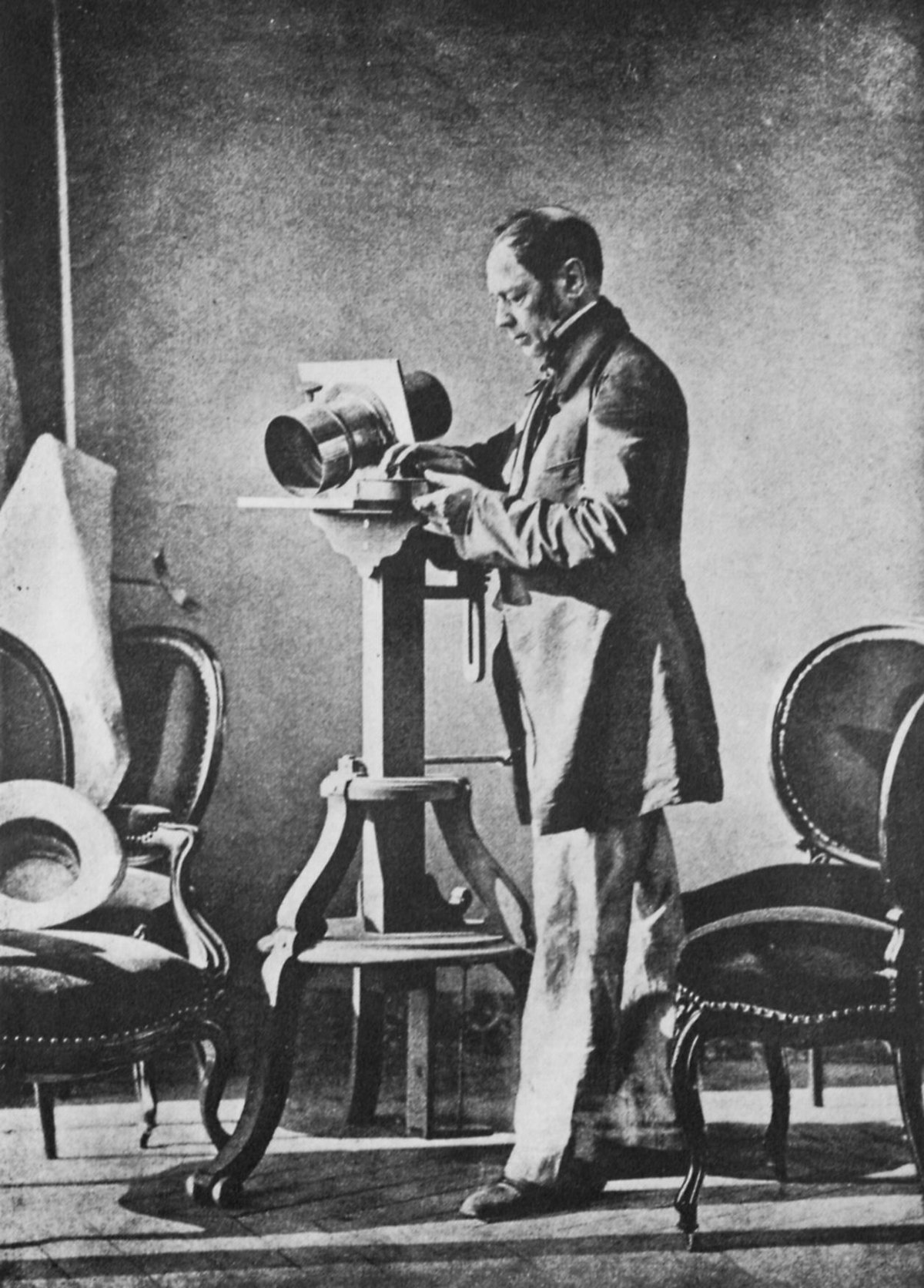 Hippolyte Bayard dans son atelier.jpg