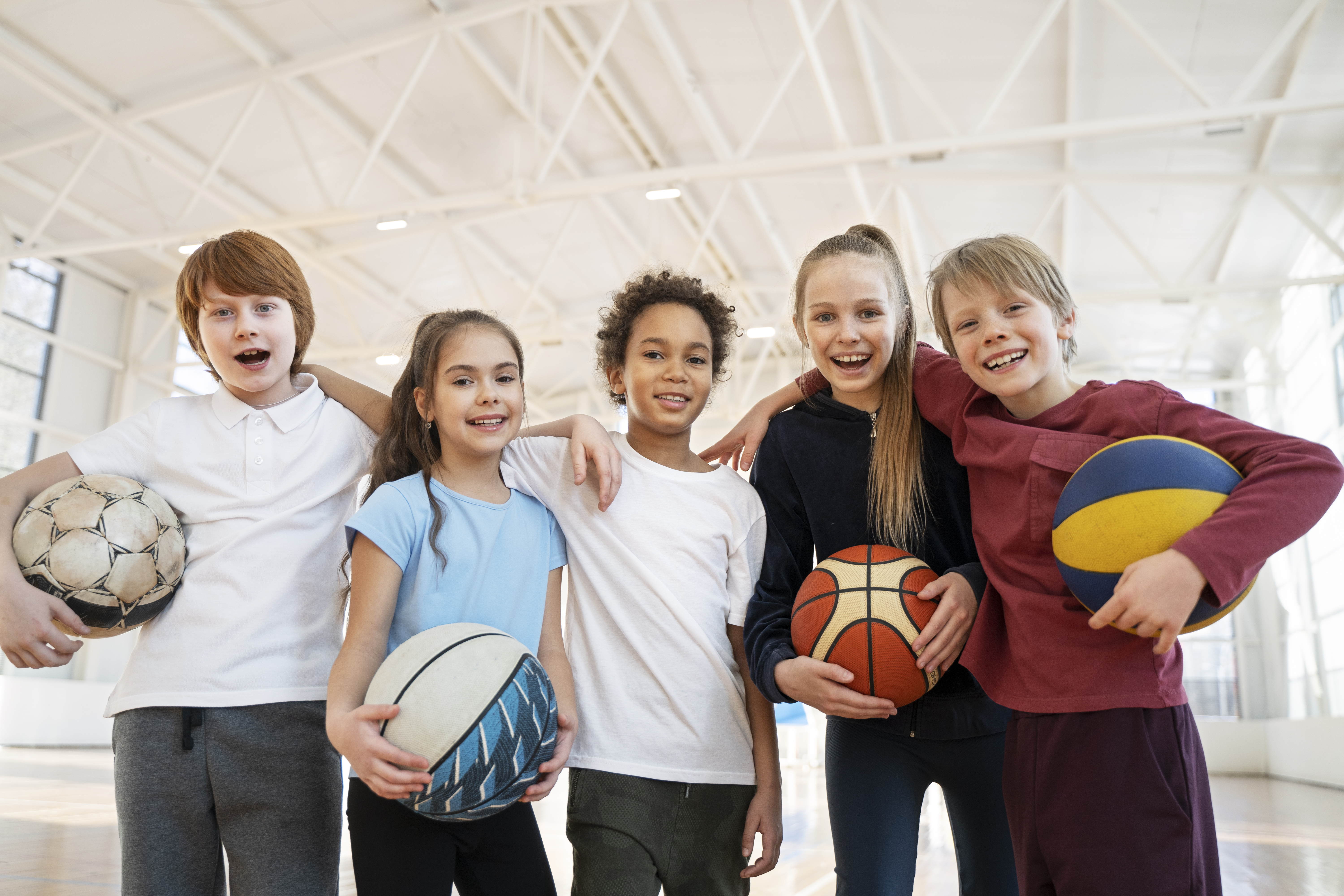enfants-souriants-a-coup-moyen-posant-ensemble.jpg