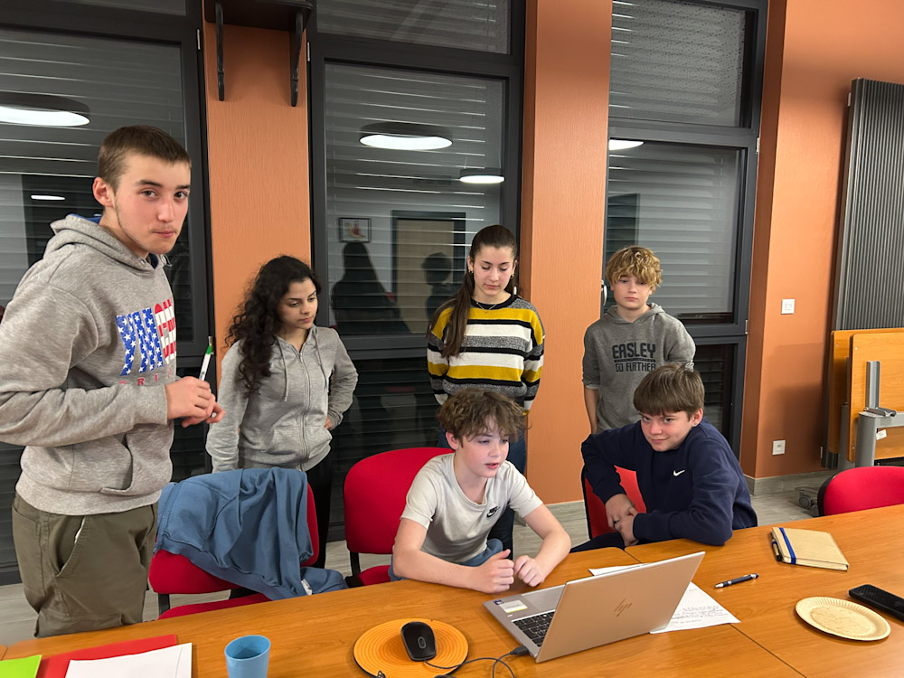 2025 Mars, CLJ séance montage de projet_edited.jpg