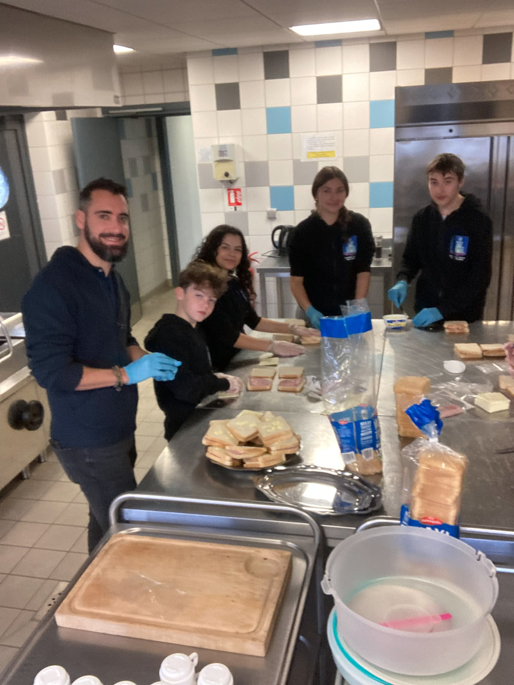 2024 Novembre, Brocante CLJ, équipe en cuisine_edited.jpg