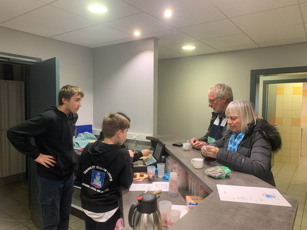 2024 Novembre, Brocante CLJ, gestion du bar_edited.jpg