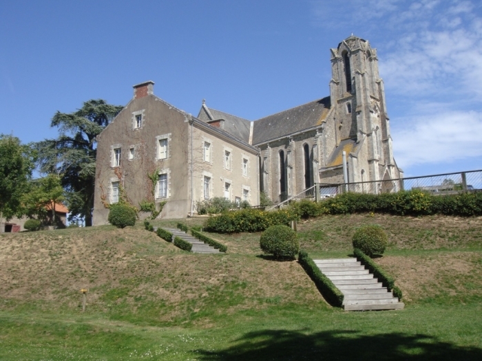 eglise-st-etienne-et-presbyteere-aoeut-2011.jpg