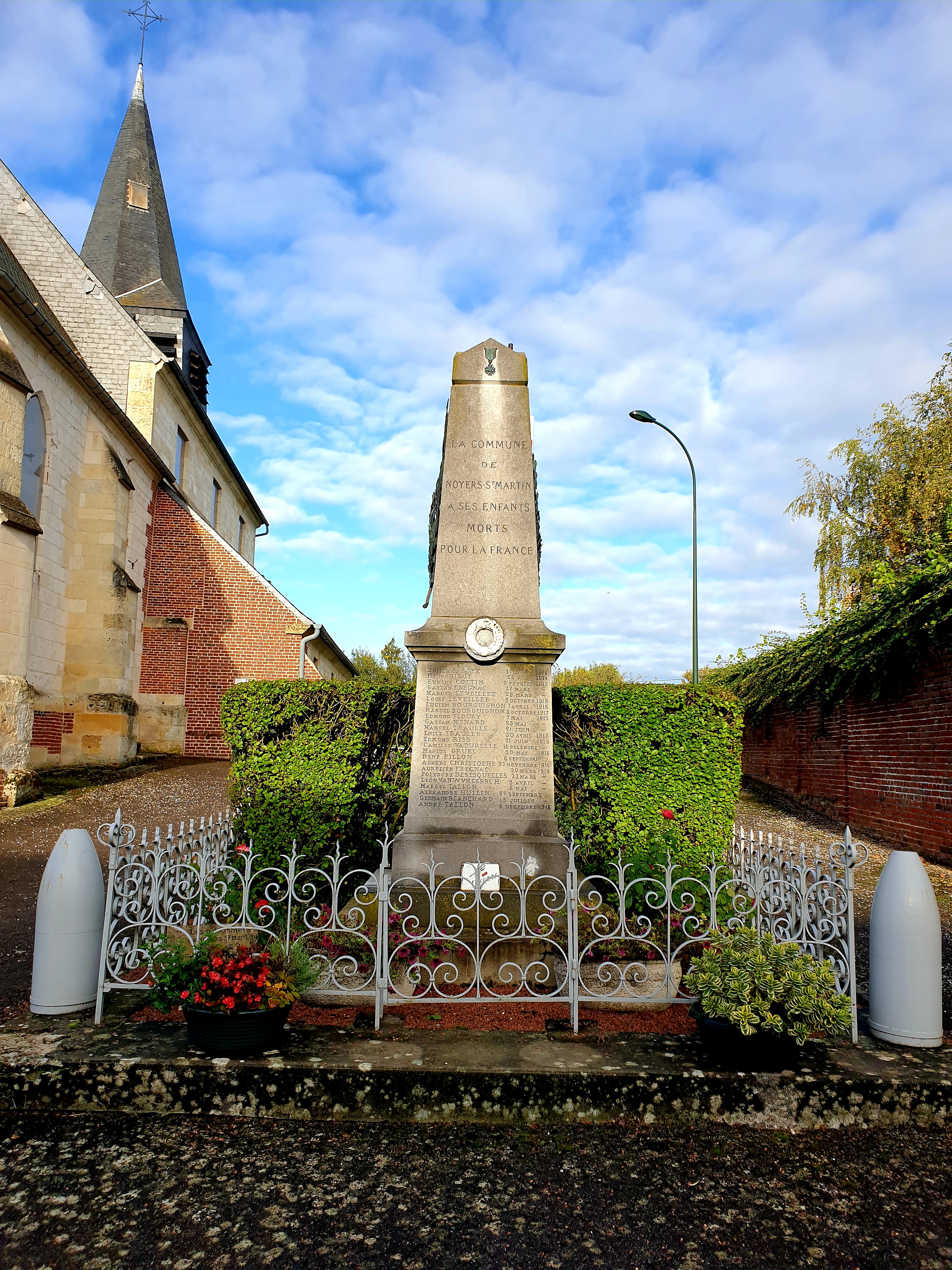 L'église Commune de NoyersSaintMartin L'église Commune de NoyersSaintMartin