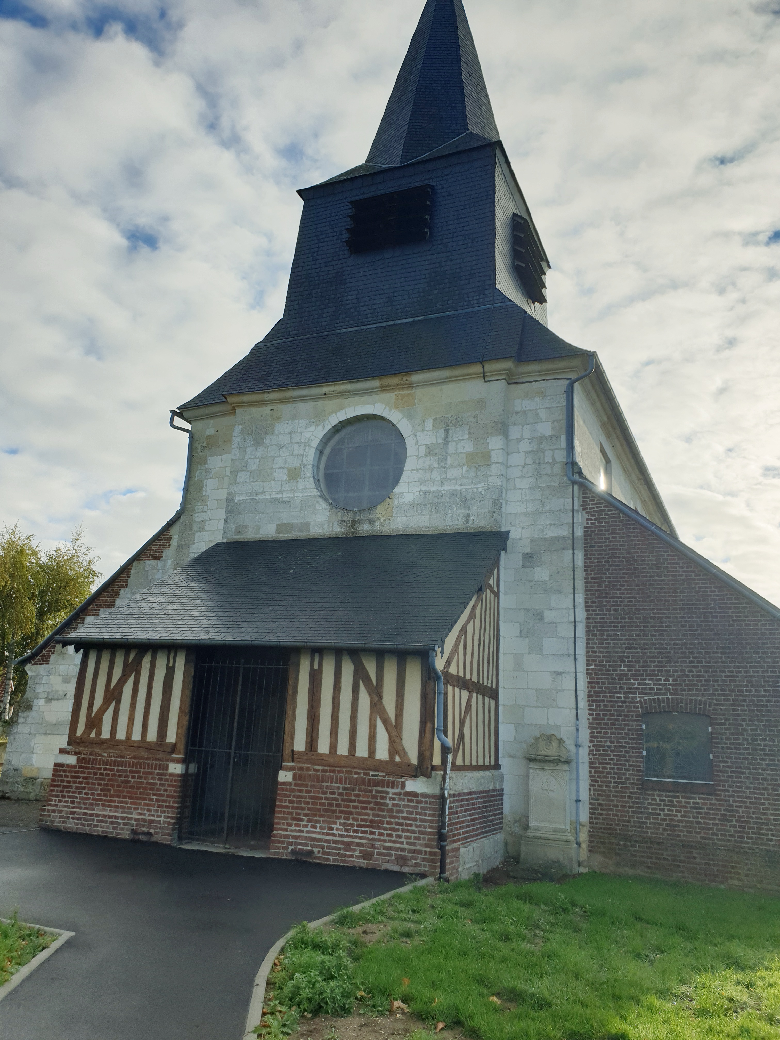 L'église Commune de NoyersSaintMartin L'église Commune de NoyersSaintMartin