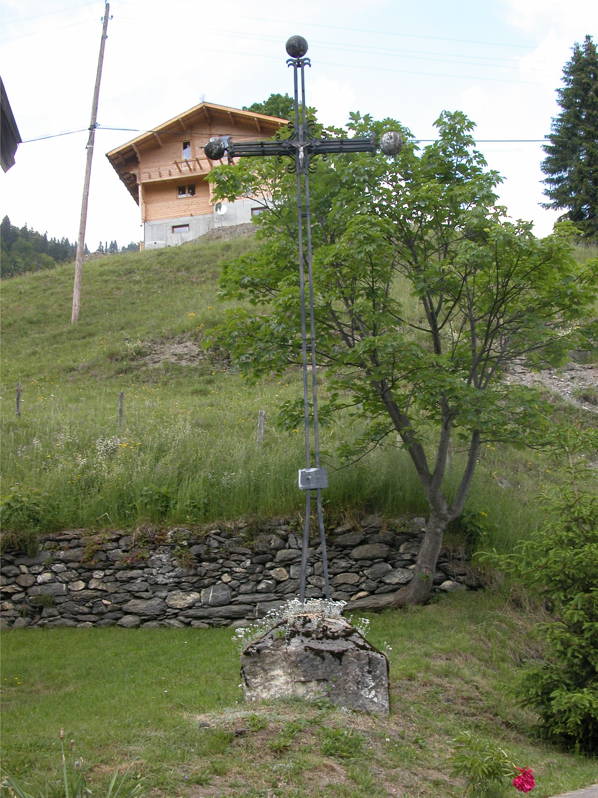 croix eglise de chaucisse.png