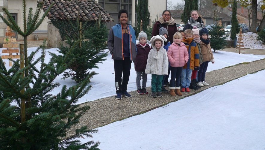 Les enfants ont décoré la place du Pigeonnier.jpg