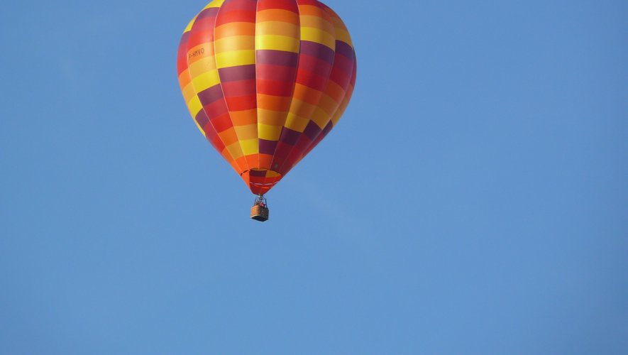 Une superbe montgolfière colore l’azur du ciel.jpg