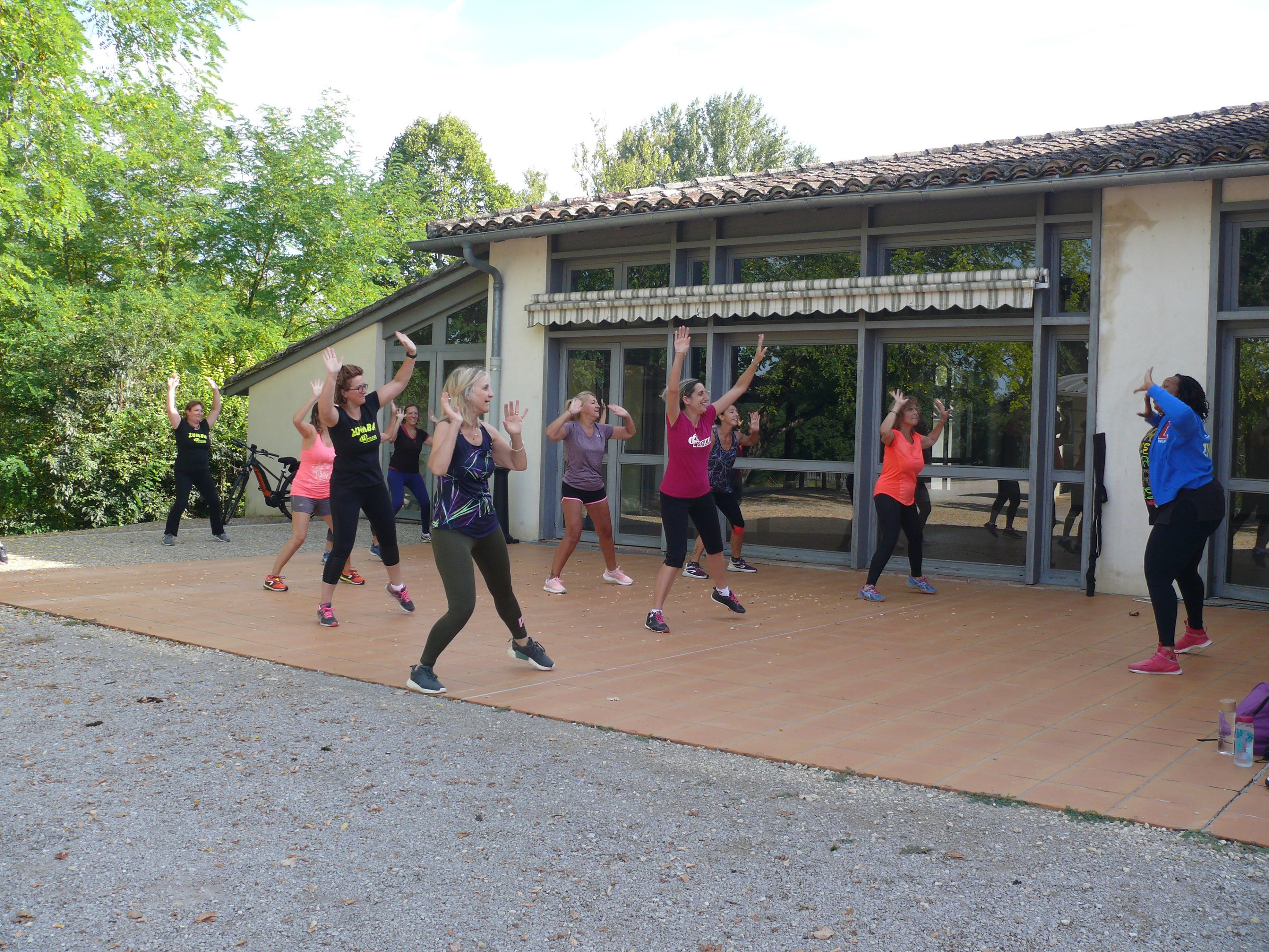 La zumba rythme la place du Pigeonnier à Monteils2.jpg