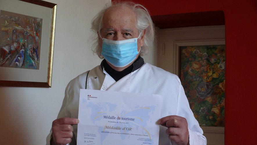 Médaille du tourisme  la préfète honore Bernard Bordaries, le chef du Clos Monteils.jpg