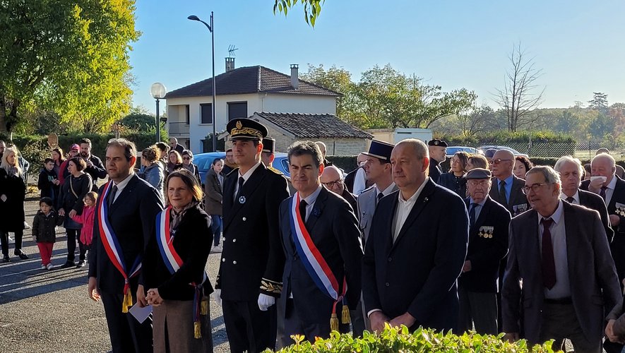 Les enfants honorent la cérémonie commémorative.jpg