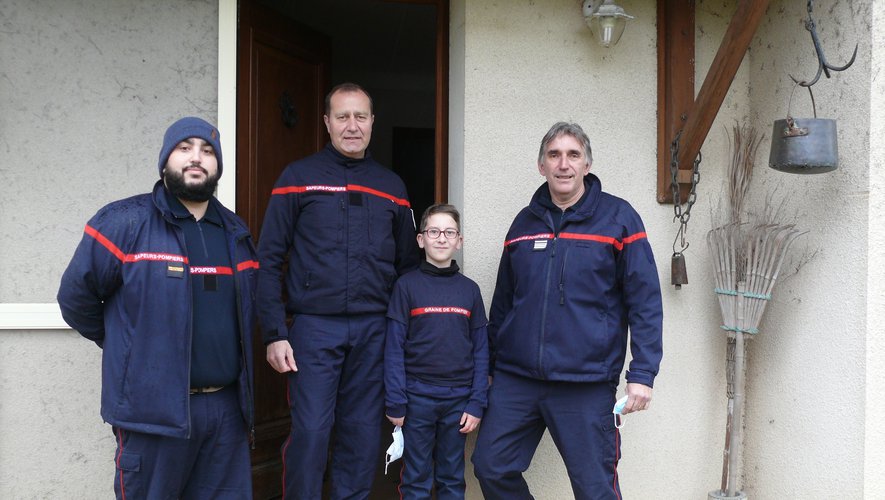 Les pompiers distribuent leur calendrier.jpg