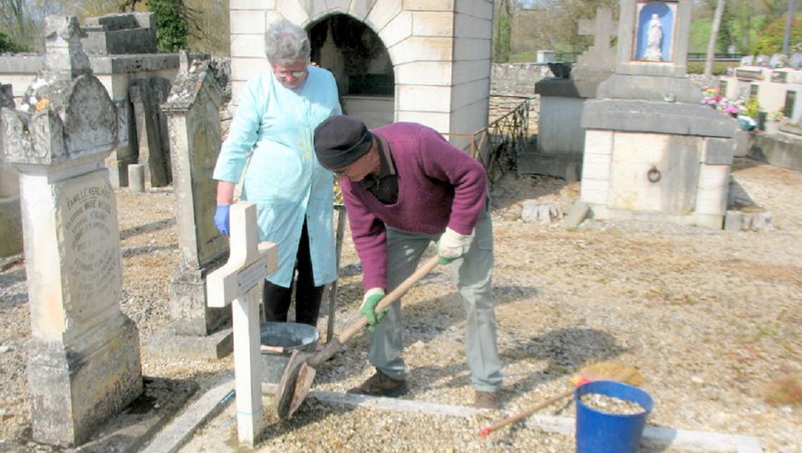 Le Souvenir français restaure les tombes de soldats.jpg