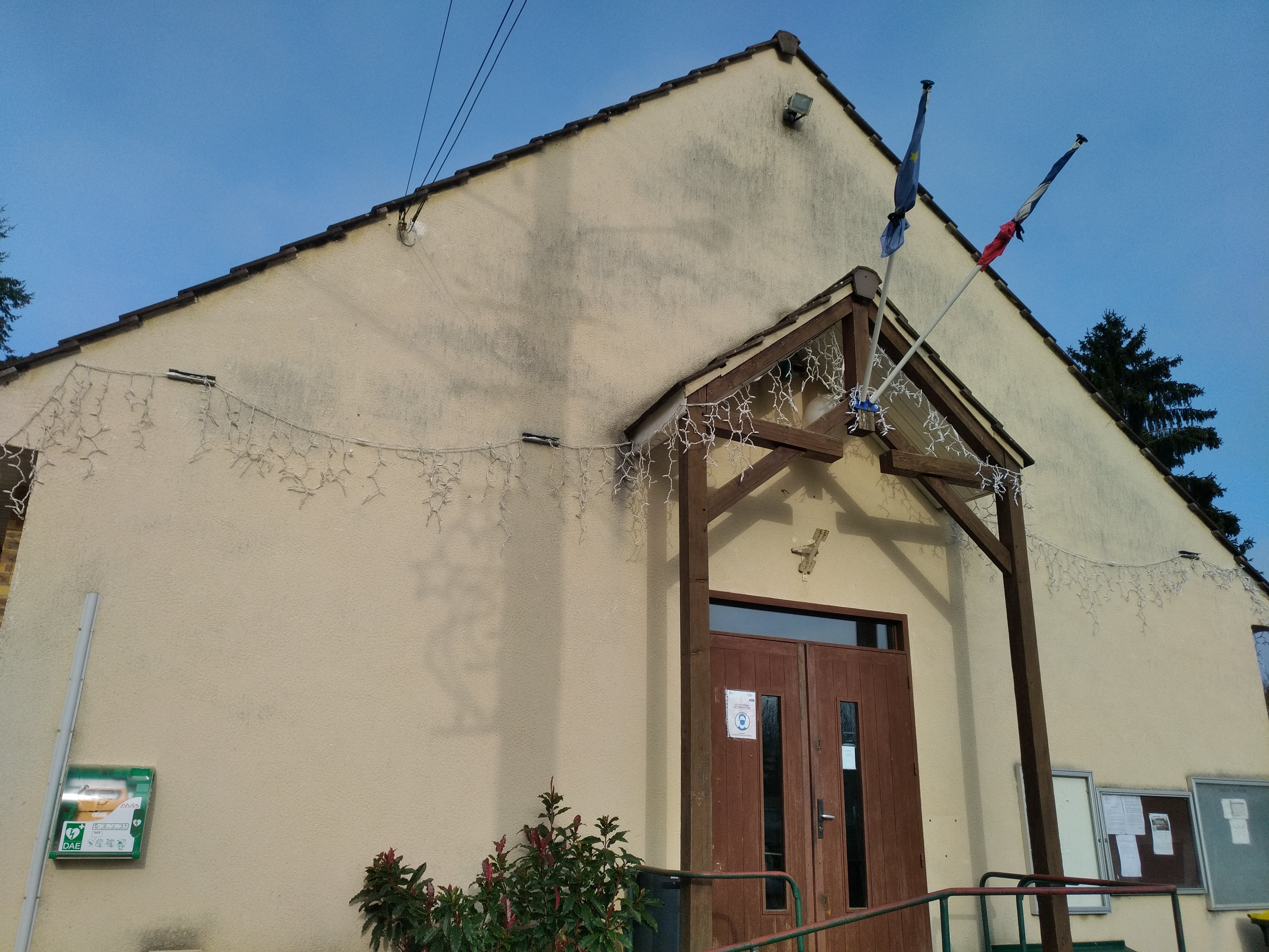 DEFIBRILATEUR ET DRAPEAU BERNE.jpg
