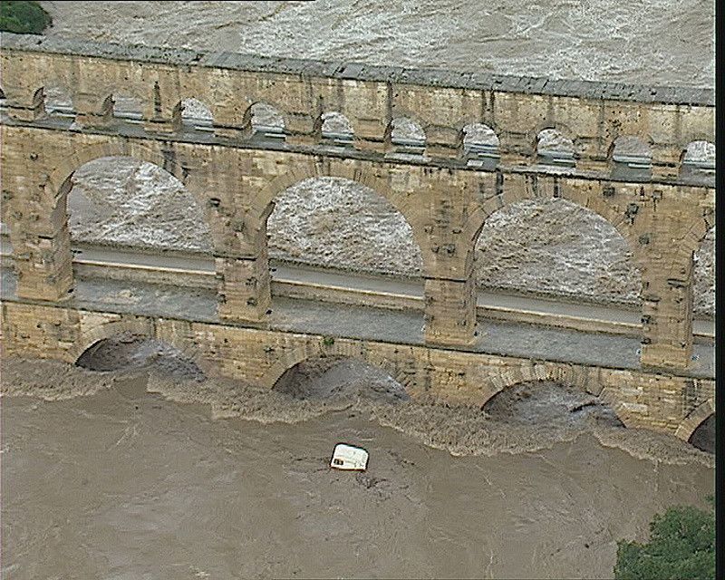 crue pont du gard septembre 2002.jpg