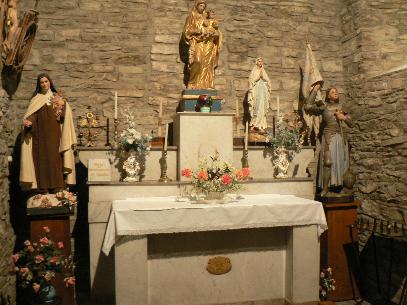 Eglise journées du patrimoine autel.JPG