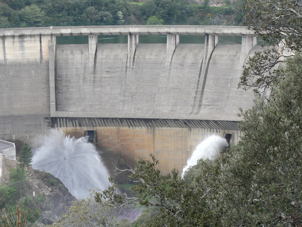 Vue sur le barrage de Sénéchas du DFCI.JPG