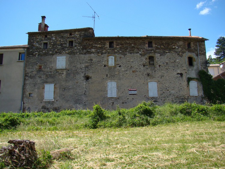 maison à gauche du temple à l_elzière.jpg