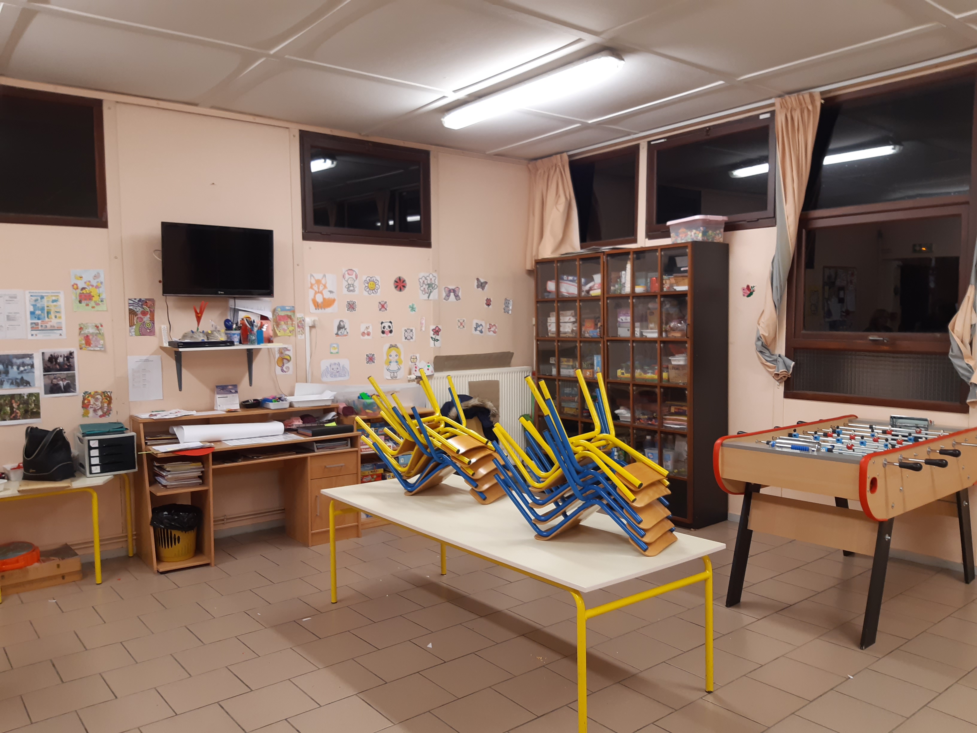 Vue d'ensemble avec tables et chaises