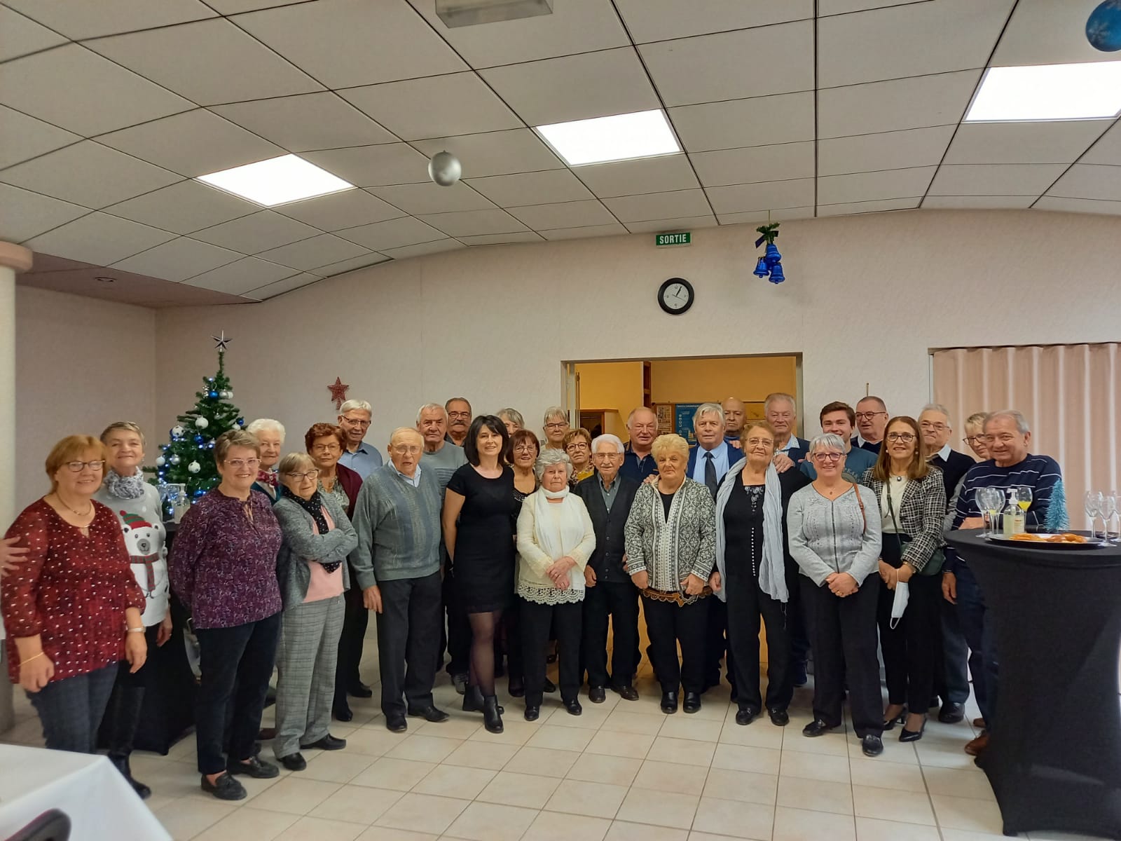 Photo de groupe repas des aînés.jpg