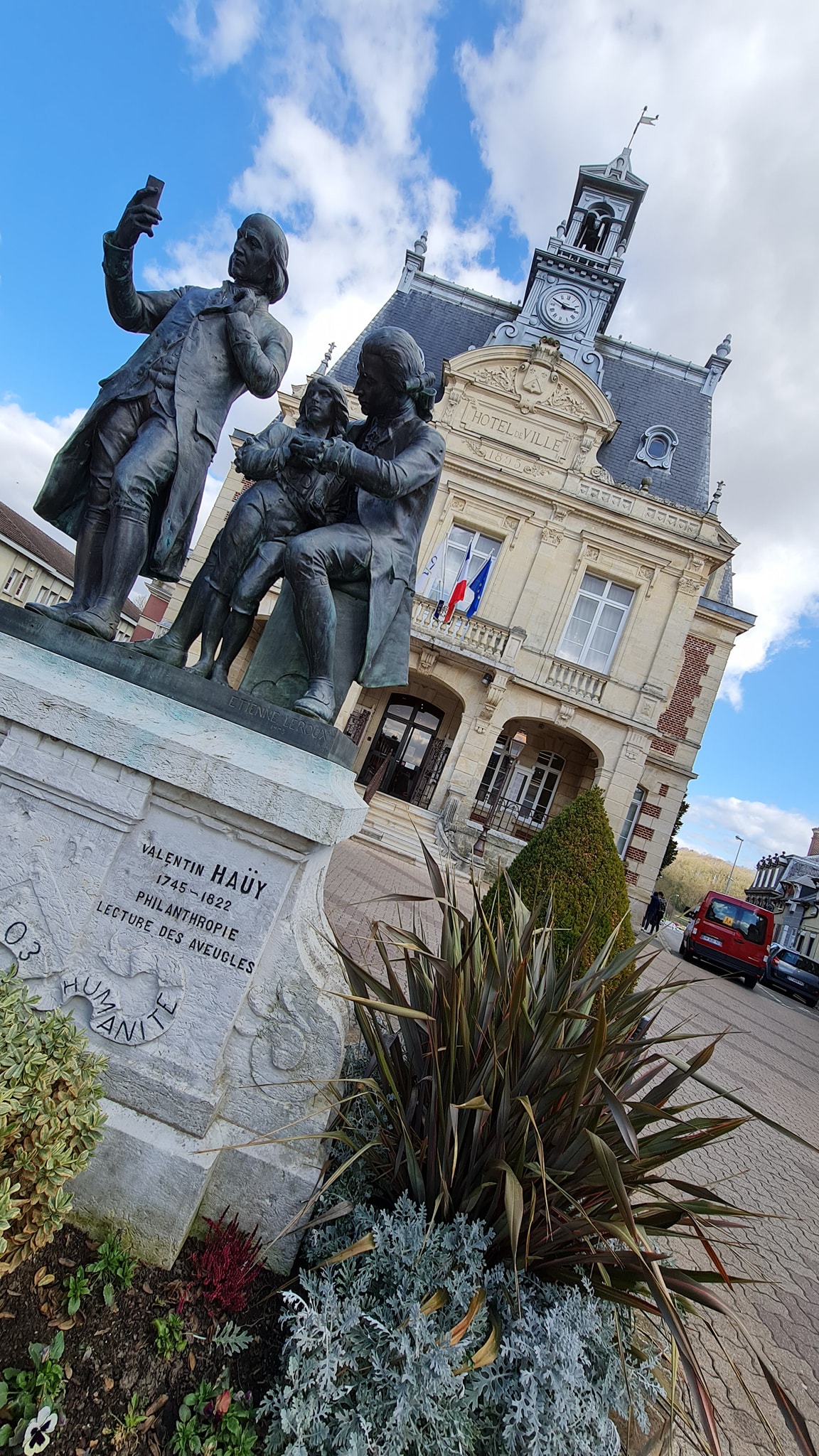PHOTO MAIRIE ET FRERES HAUY.jpg